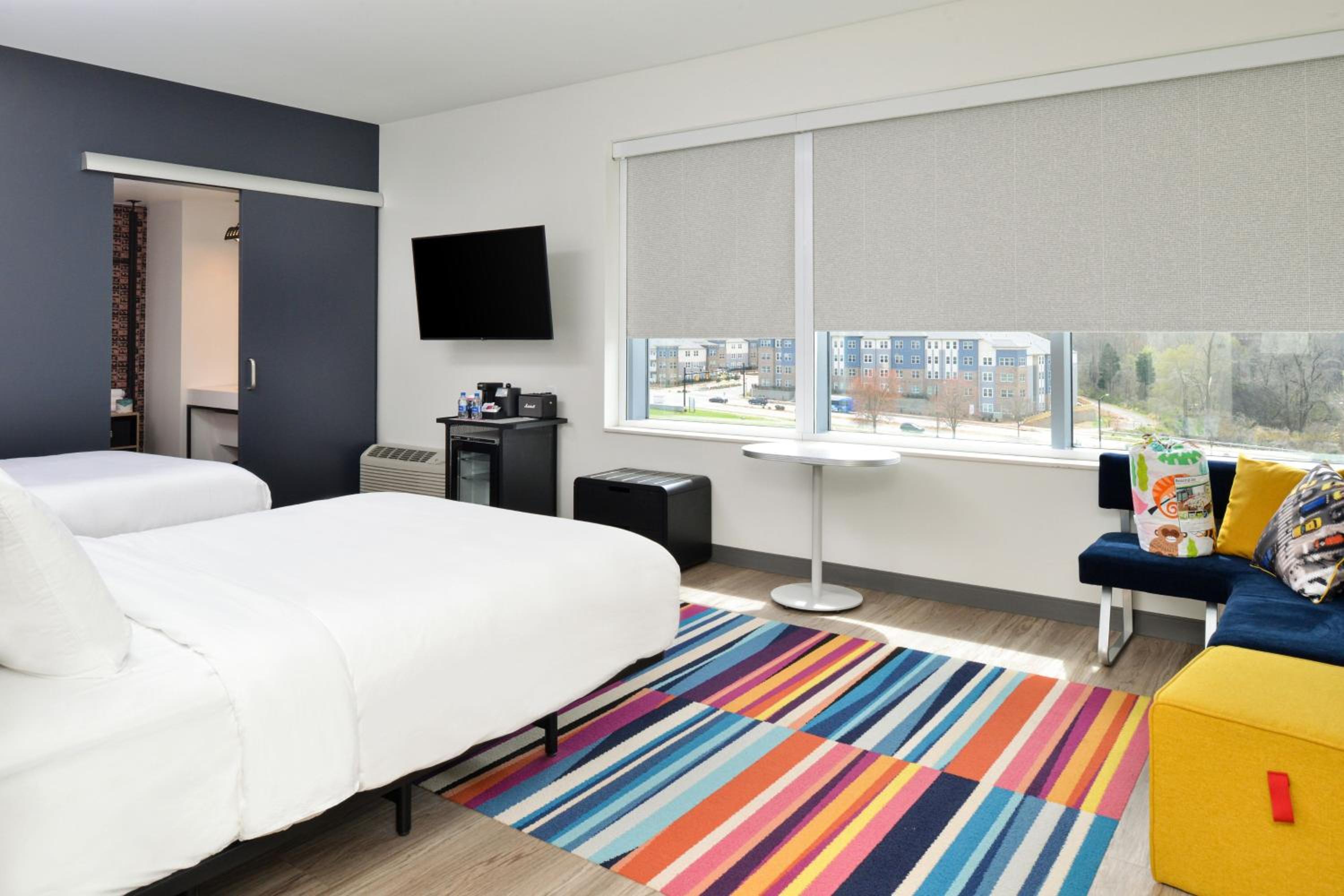 Savvy, Larger Guest room, 2 Queen - Photo 5