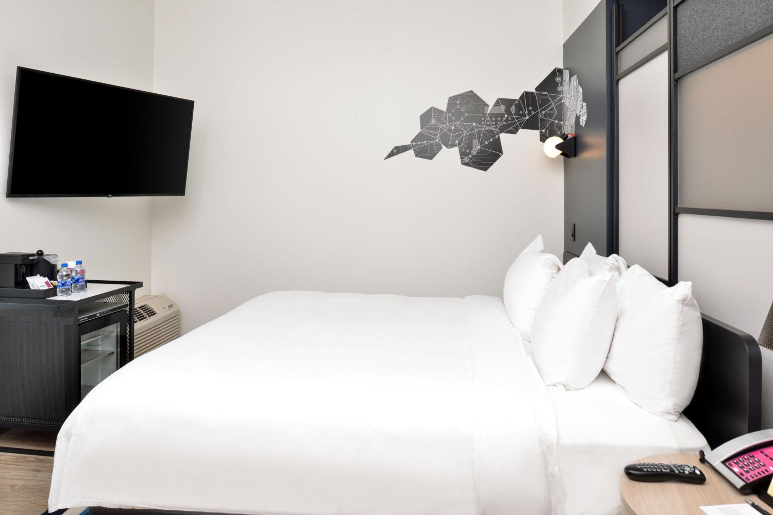 Aloft, Guest room, 1 King - Photo 2