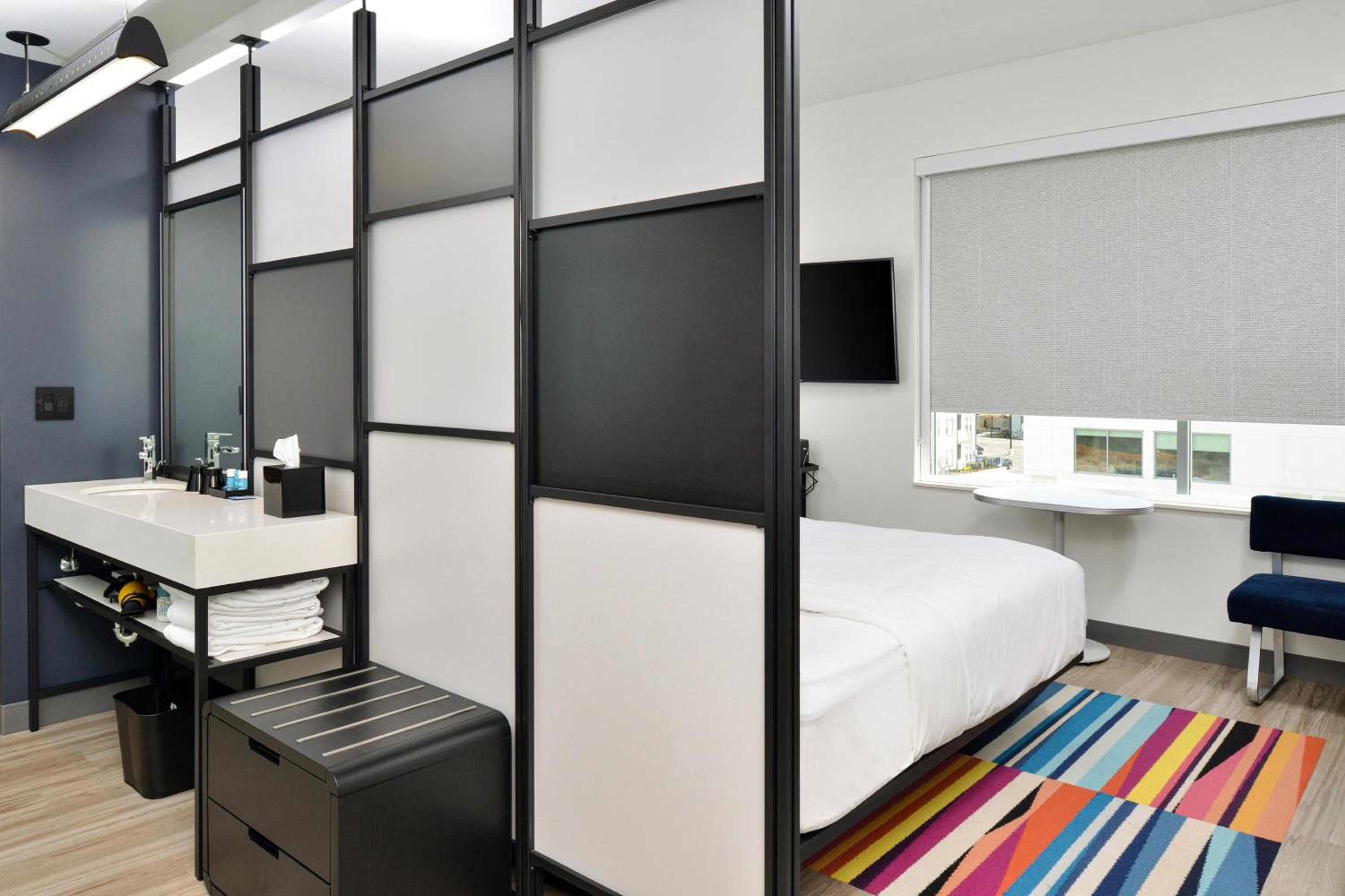 Aloft, Guest room, 1 King - Photo 4