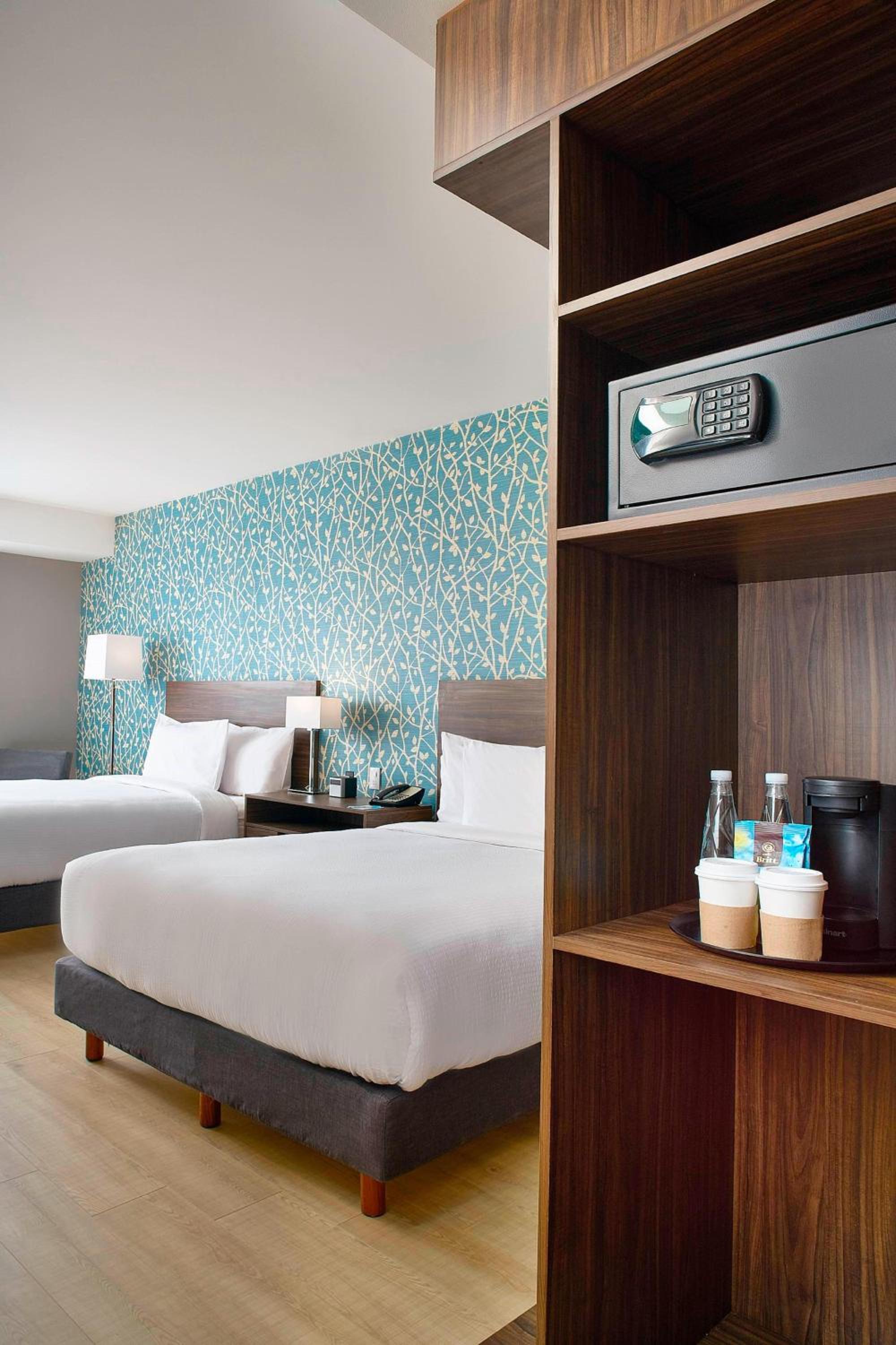 Standard Queen Room with Two Queen Beds photo 2