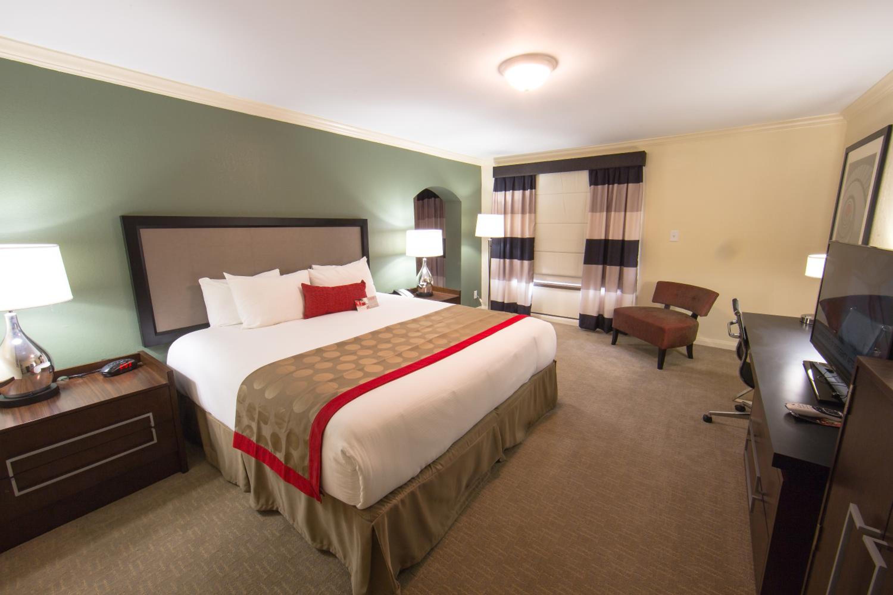 Deluxe King Room - Non-Smoking - Photo 1