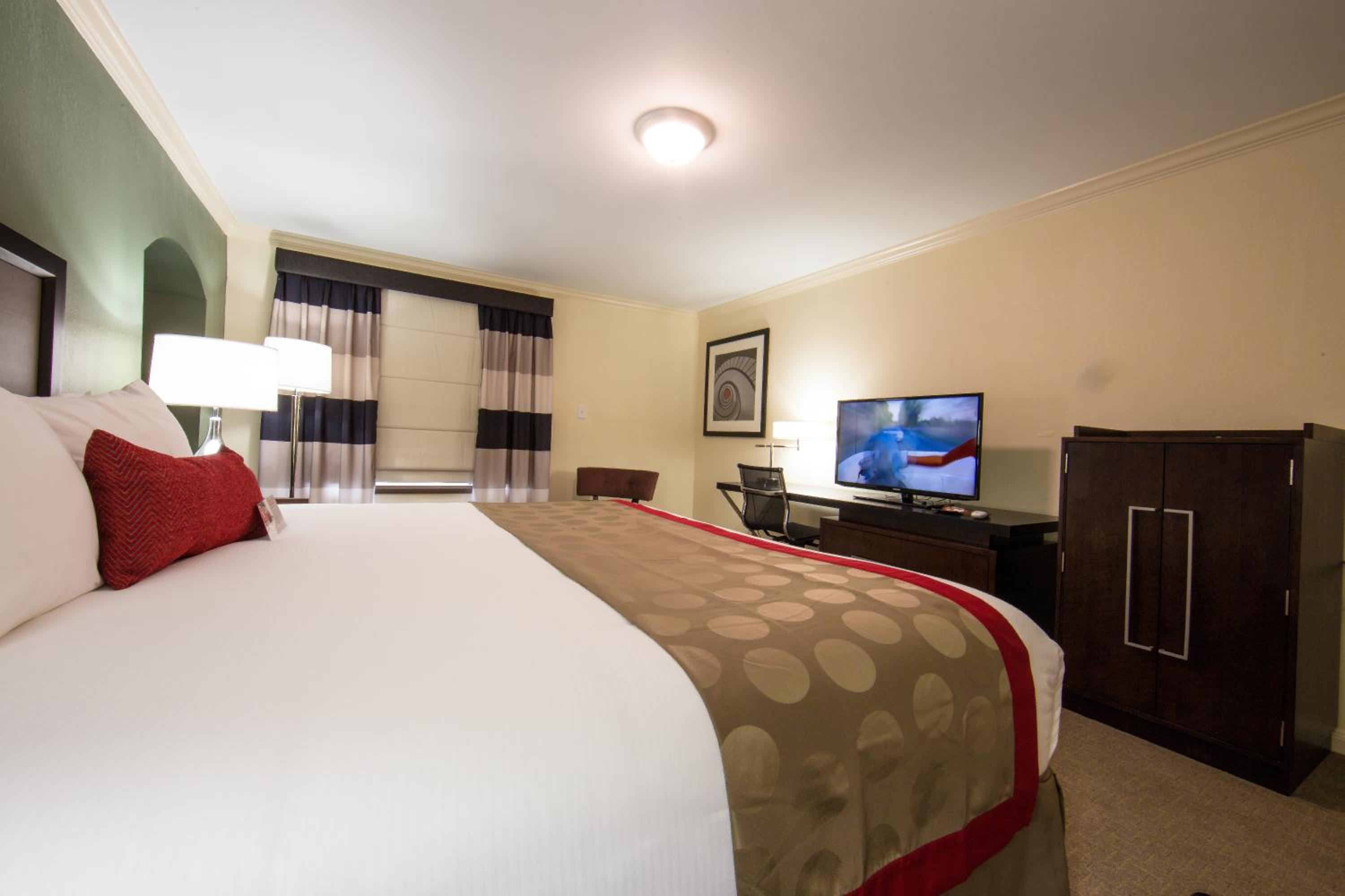 Deluxe King Room - Non-Smoking - Photo 3