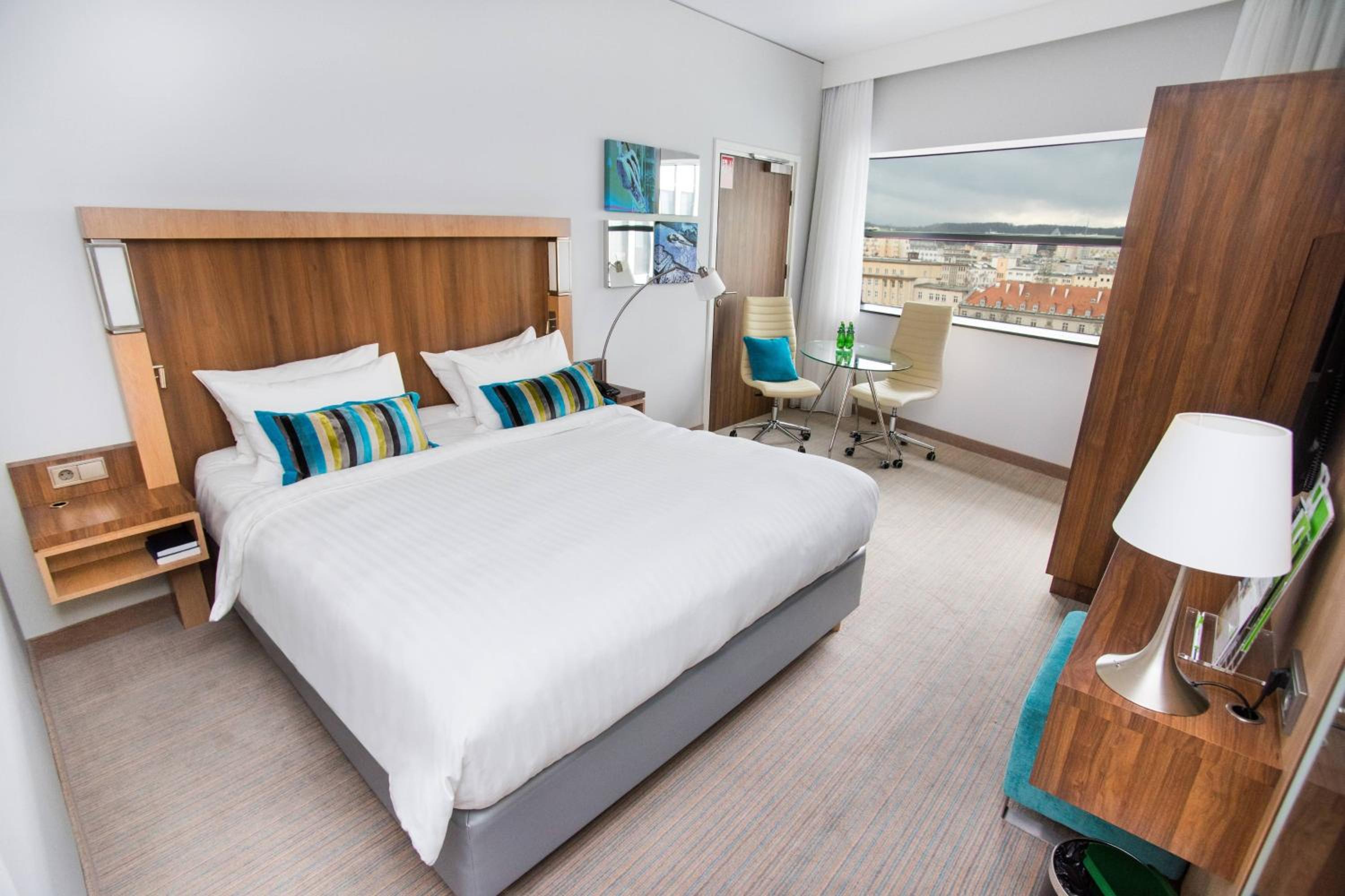 Guest room, 1 King, Courtyard view