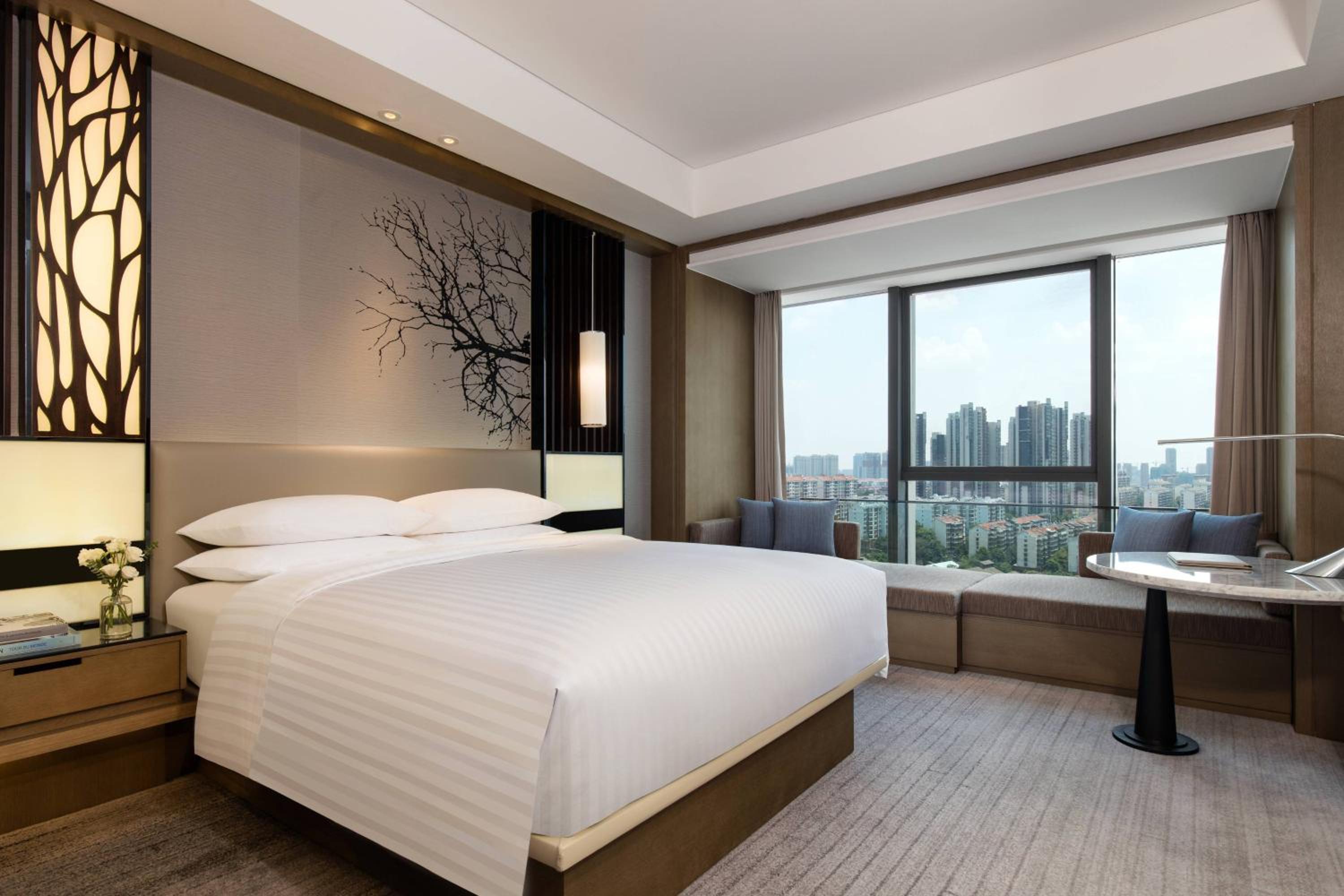 Guest room, 1 King, City view, High floor photo 3