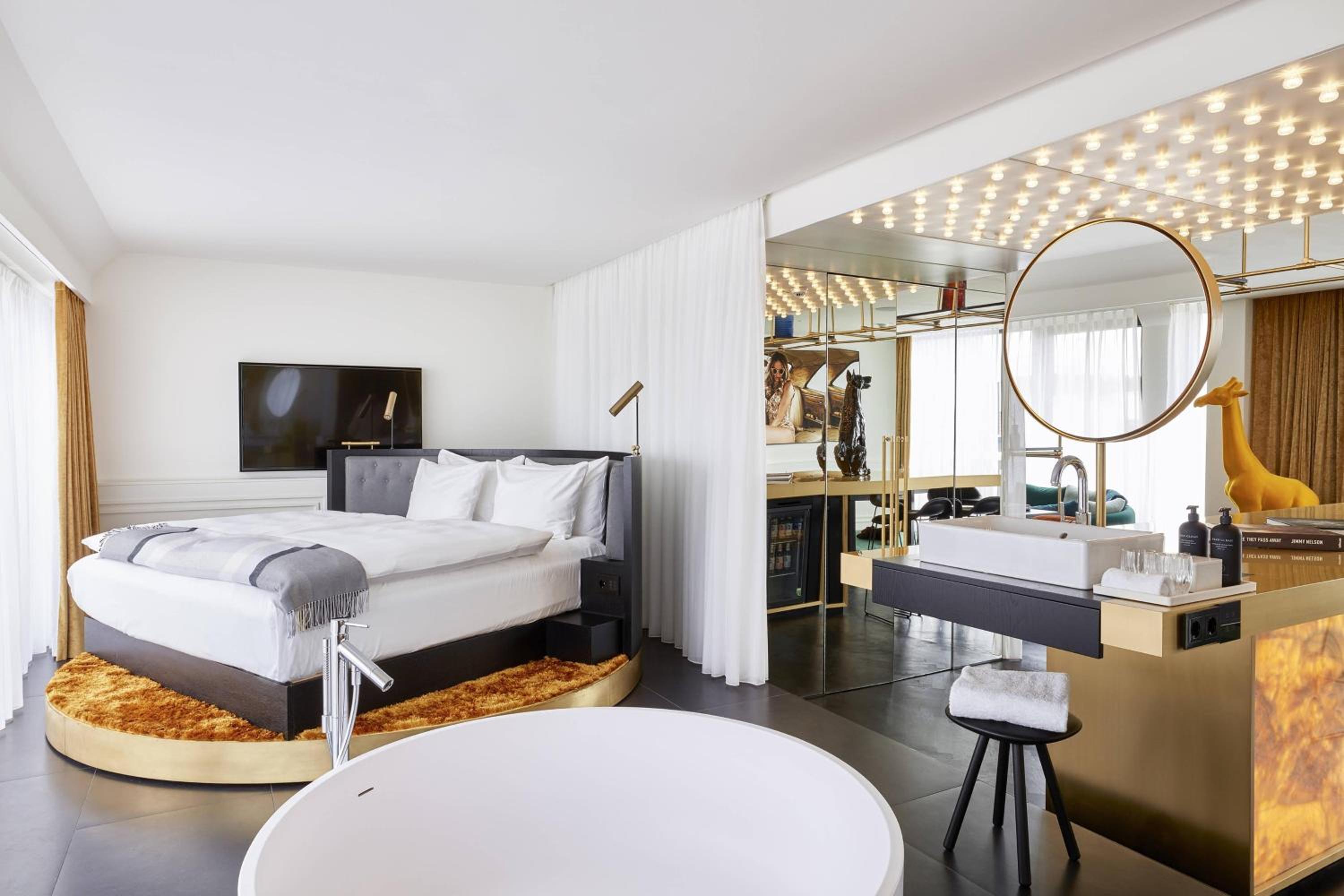 Deluxe Guest Room, Guest room, 1 King - Photo 2