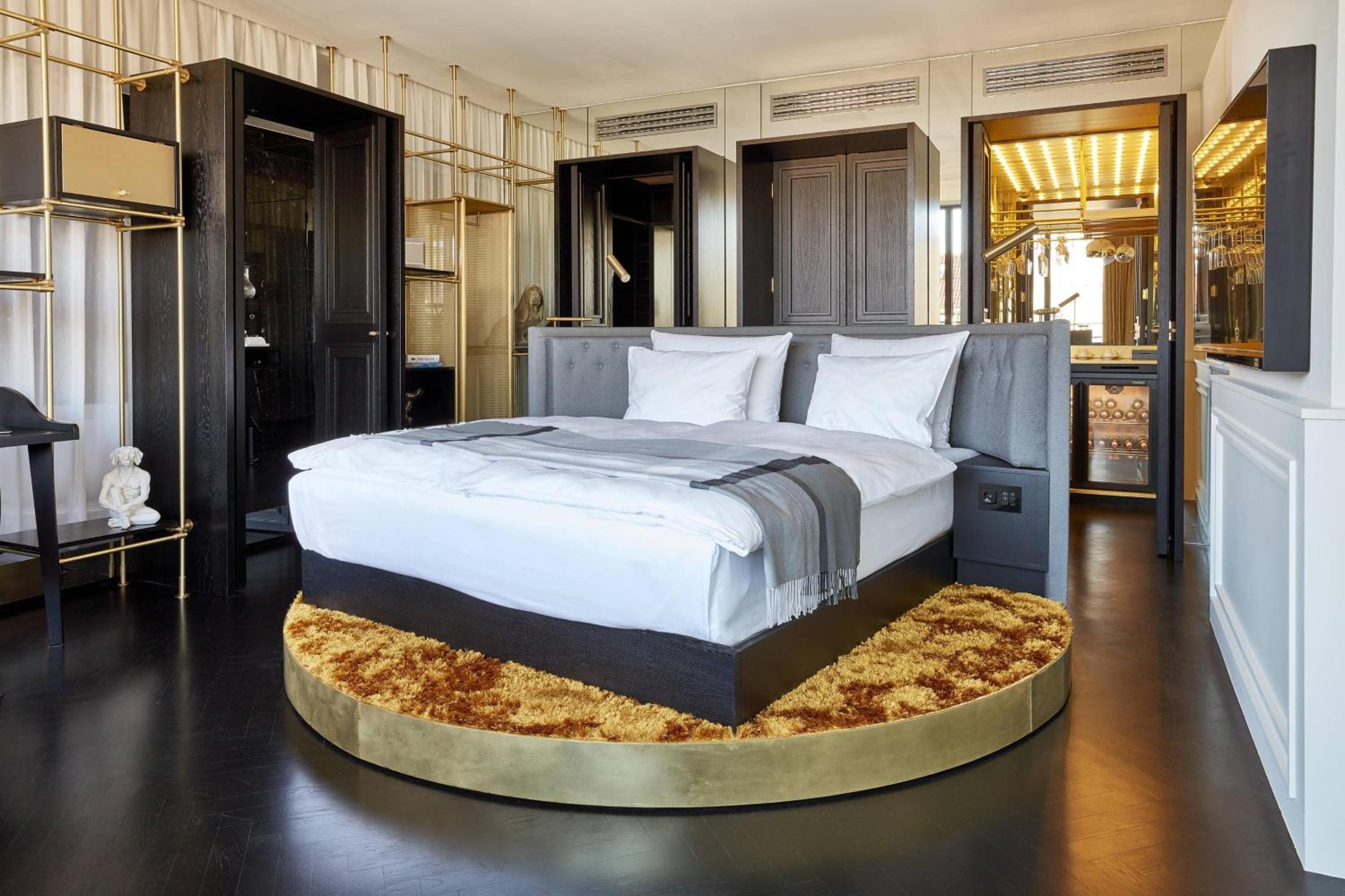 Deluxe Suite, Suite, 1 King, Balcony photo 1