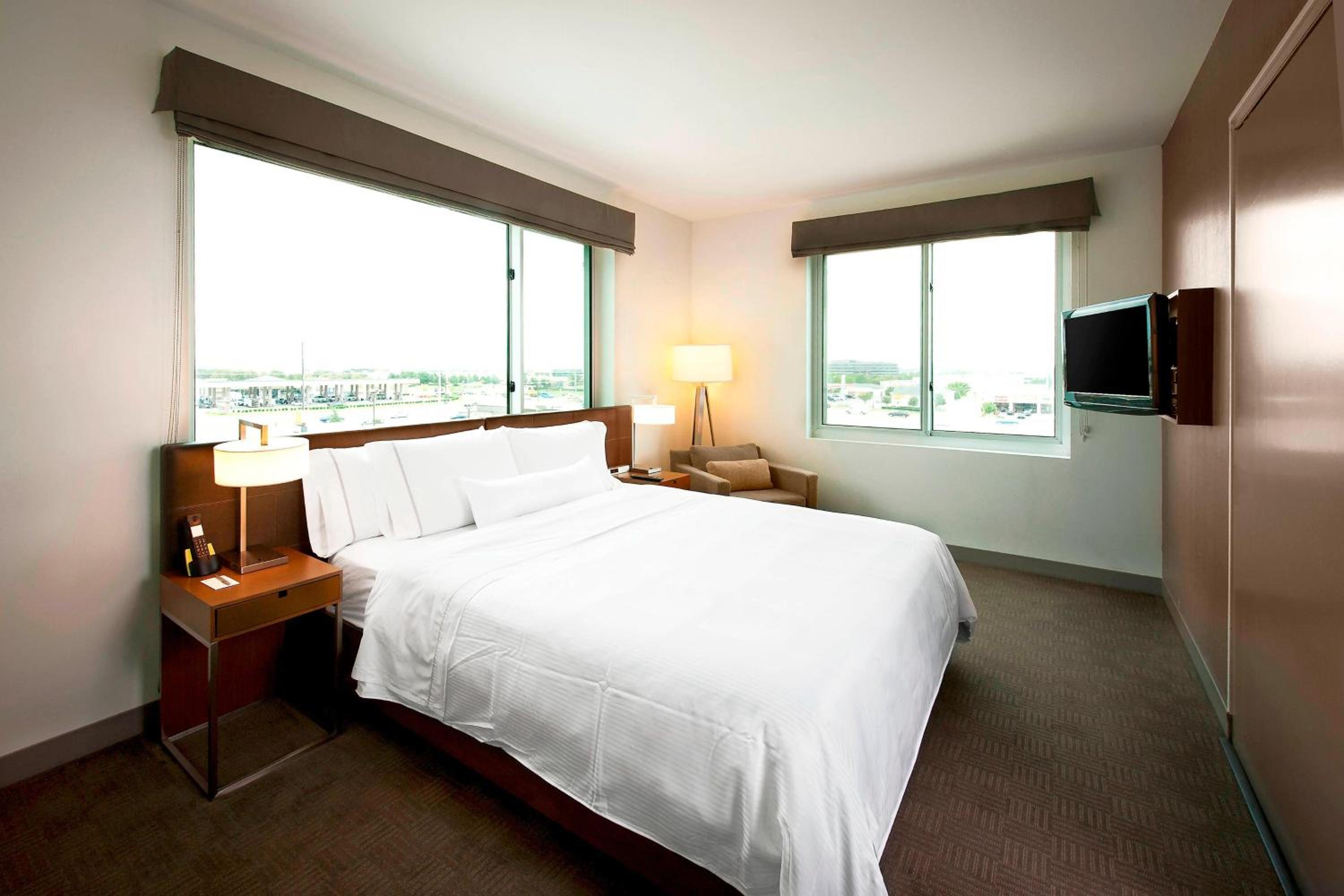 Executive Suite, 1 King, Sofa bed - Photo 1