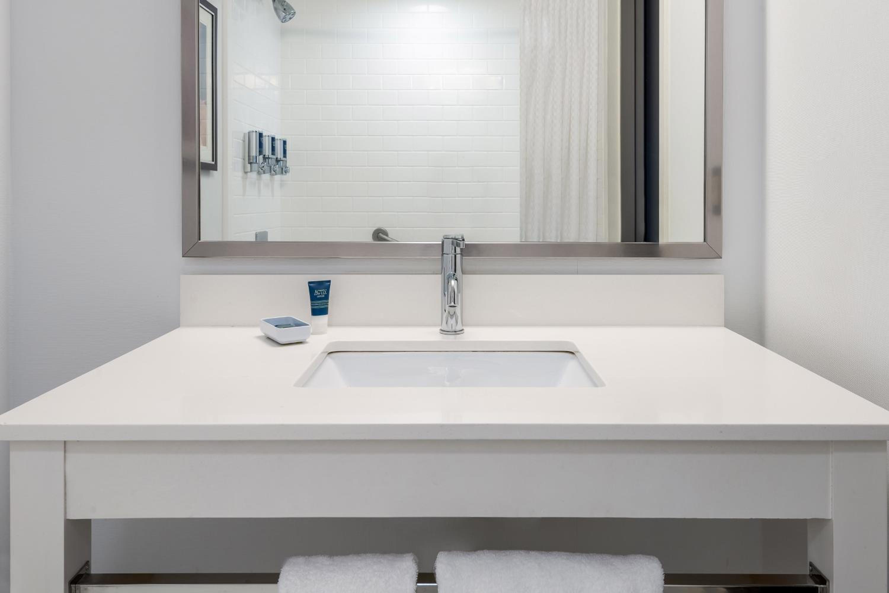 Junior Suite, 1 King, Whirlpool photo 2