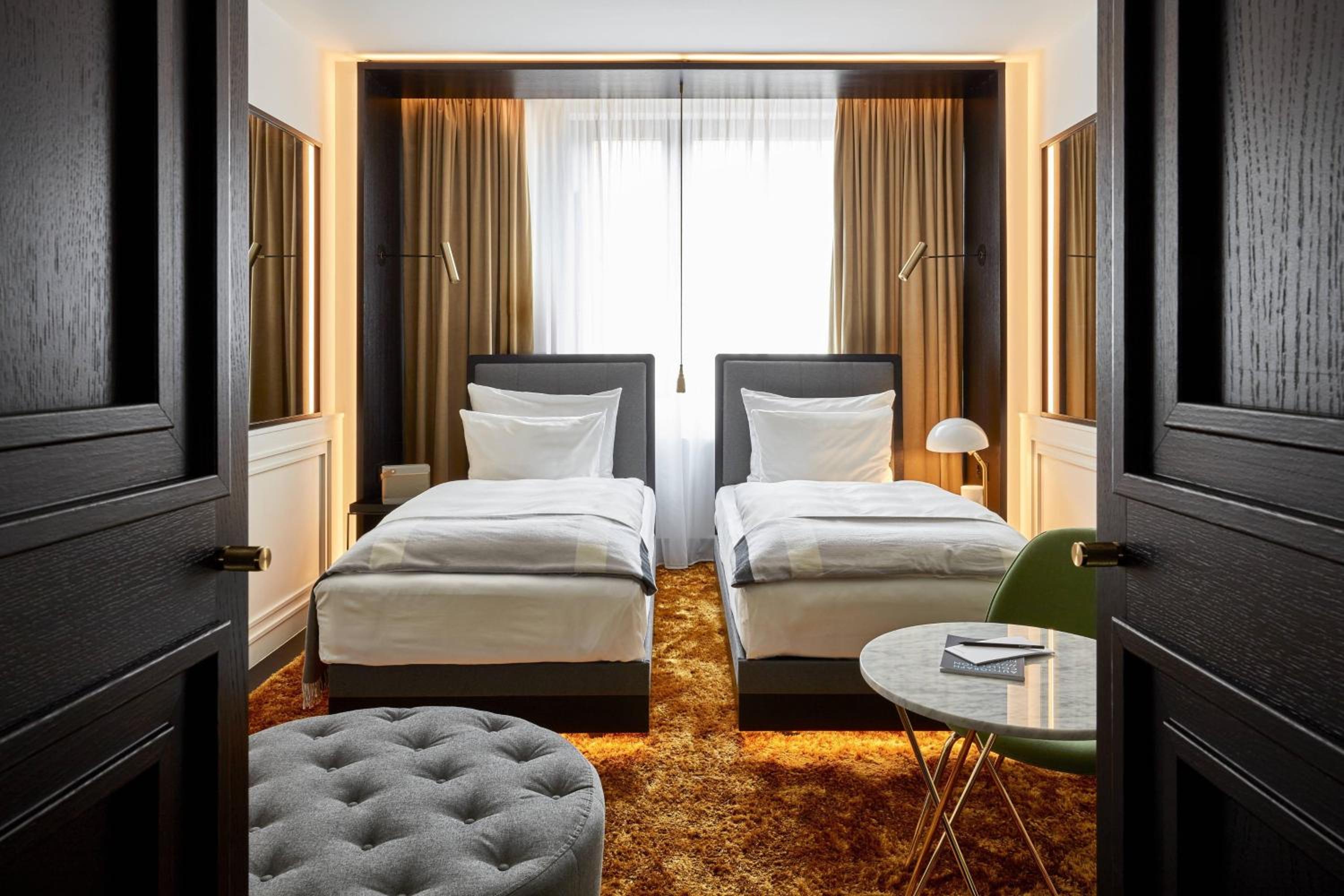Deluxe Guest Room, Guest room, 2 Twin/Single Bed(s) - Photo 2