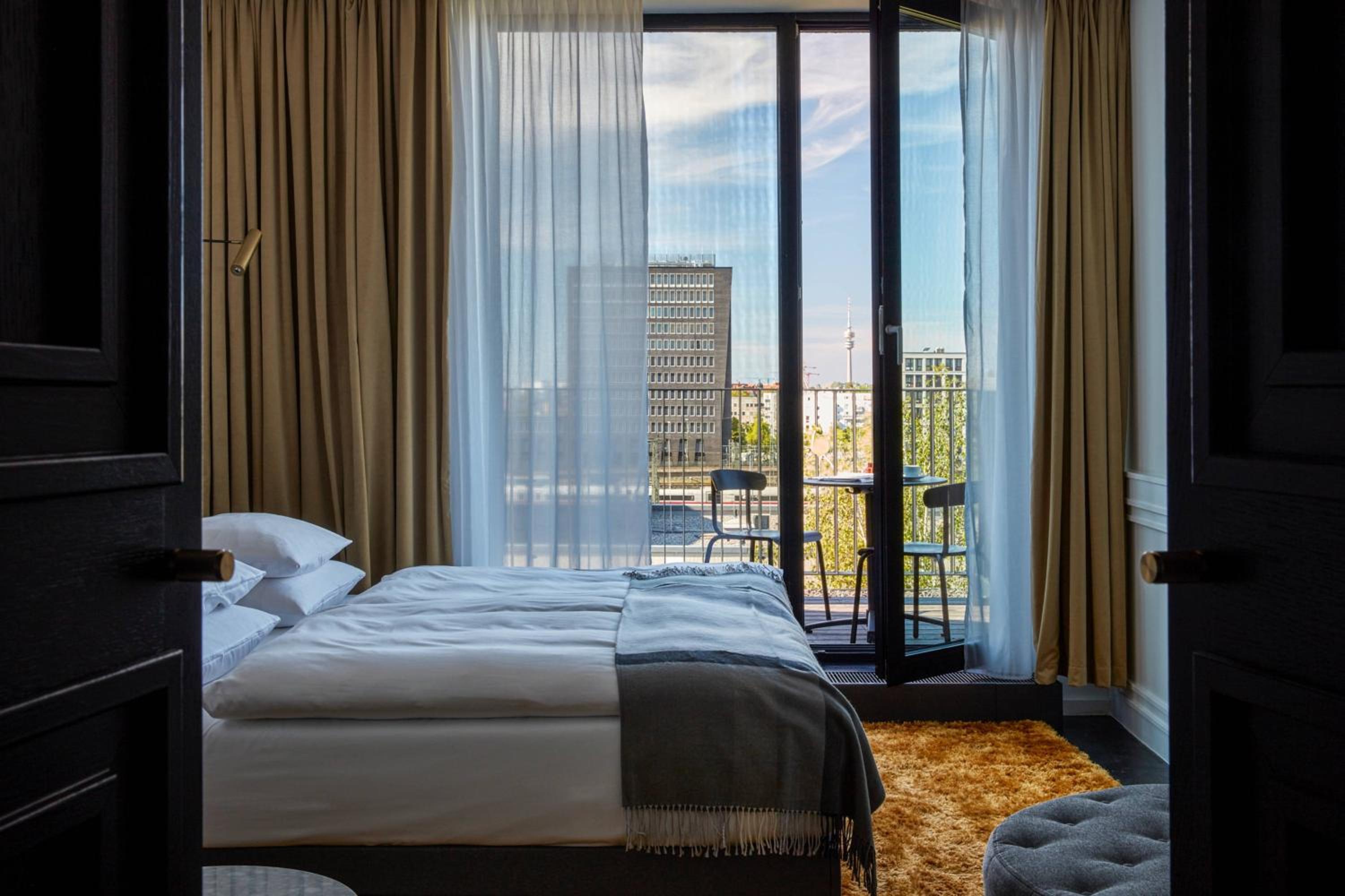 Deluxe King Room - Photo 3