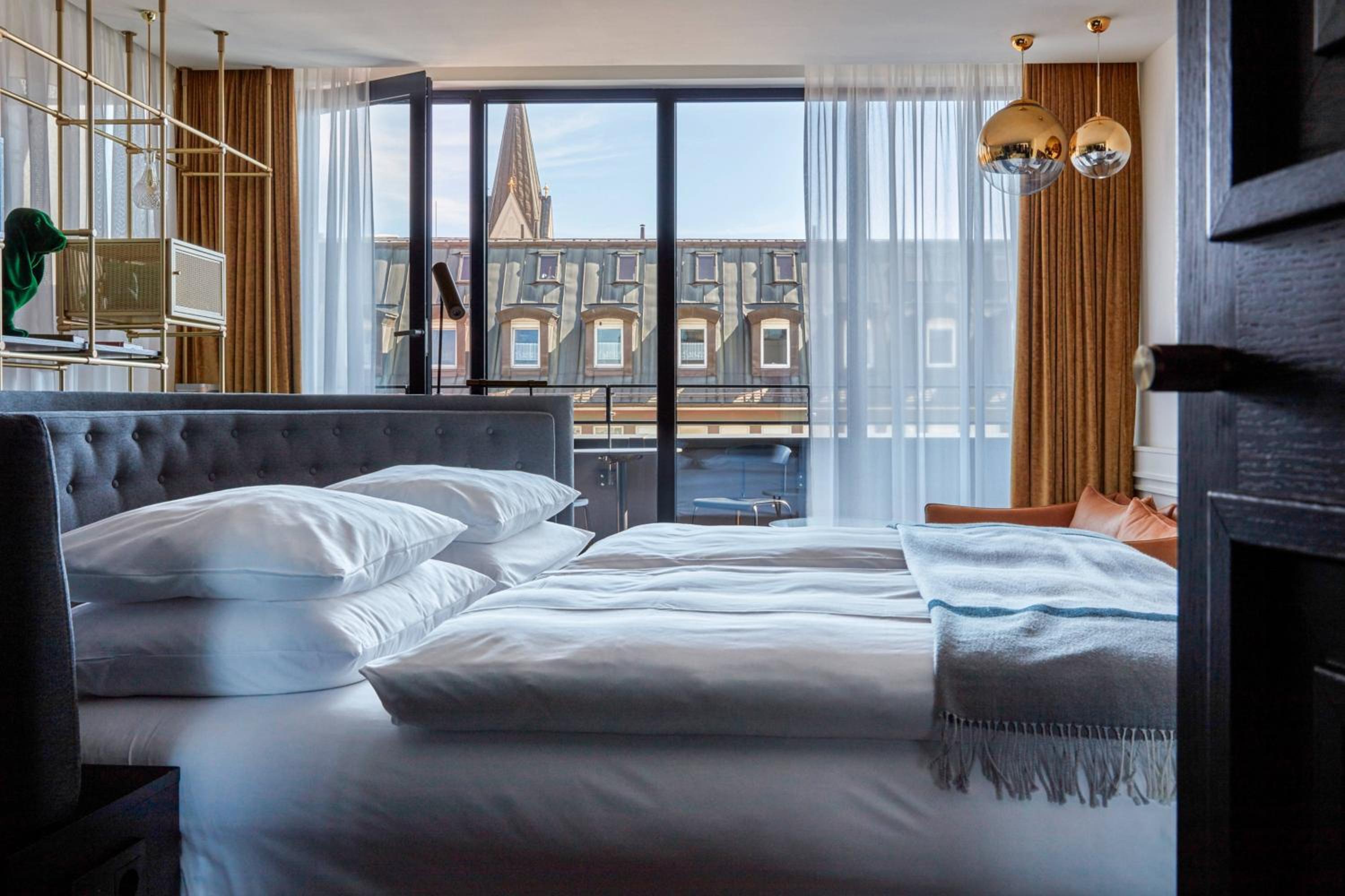 Deluxe Suite, Suite, 1 King, Balcony photo 3