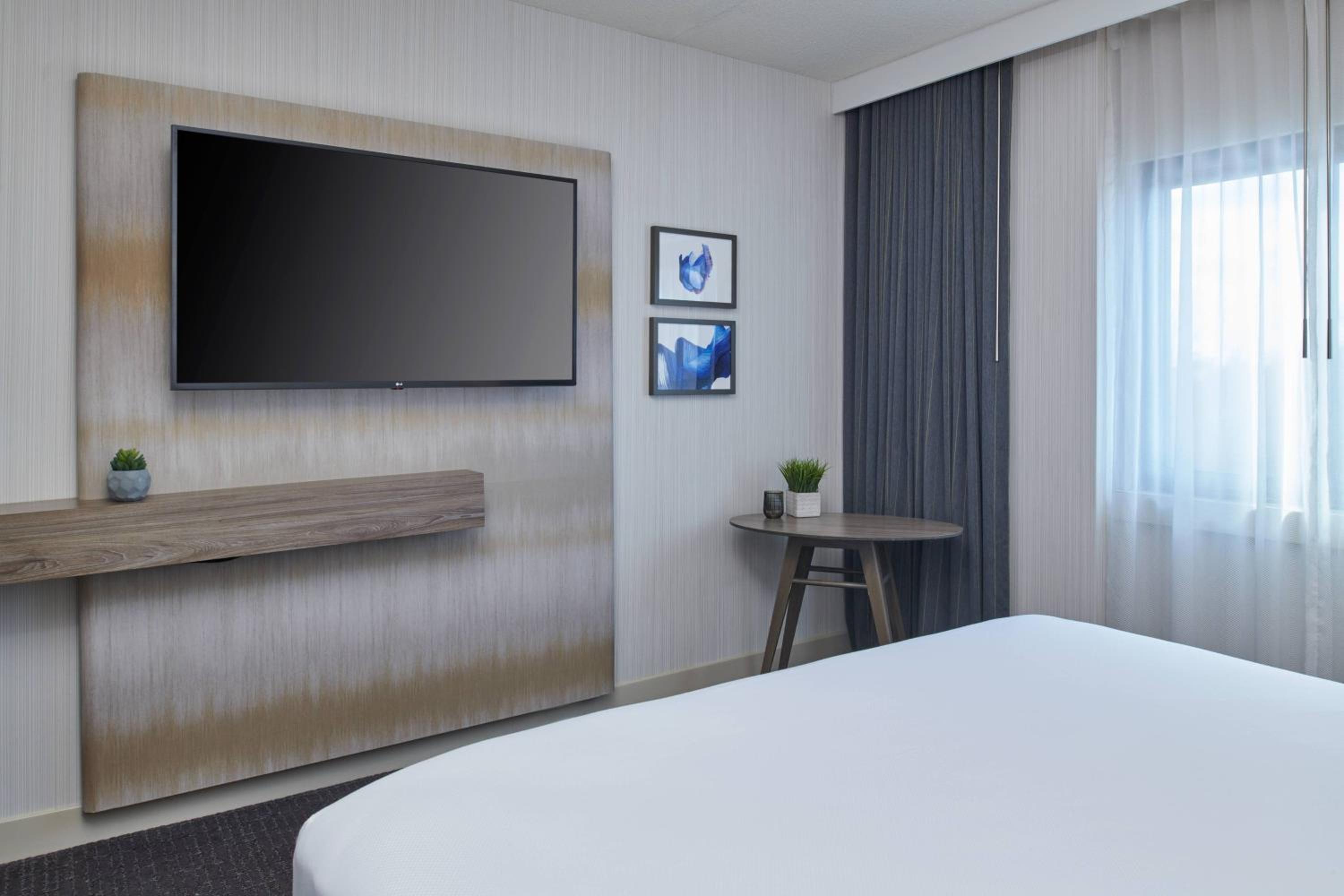 King Bed, Kitchenette, Guest room, 1 King, Sofa bed - Photo 8