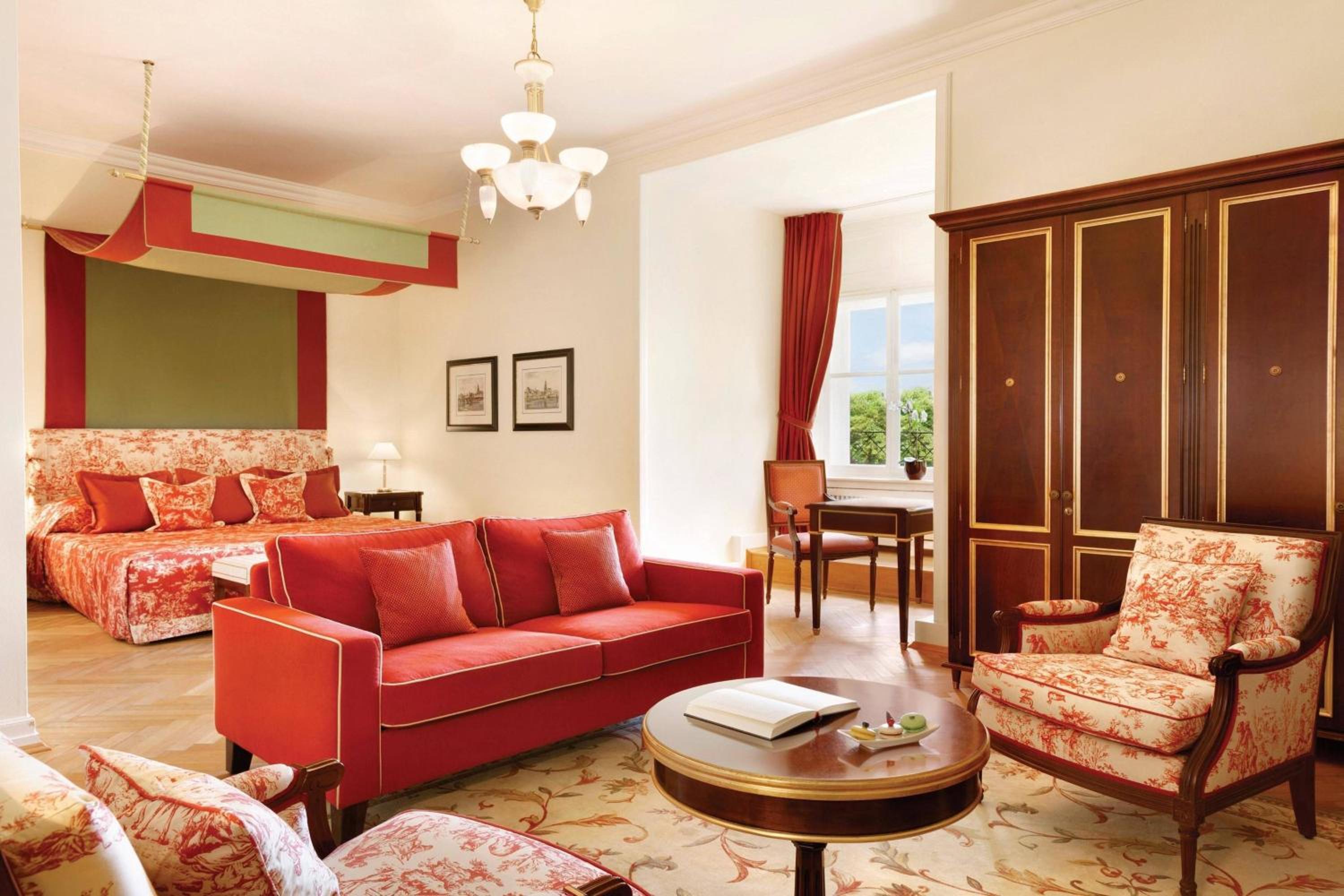 Grand Deluxe, Larger Guest room, 1 King, Garden view