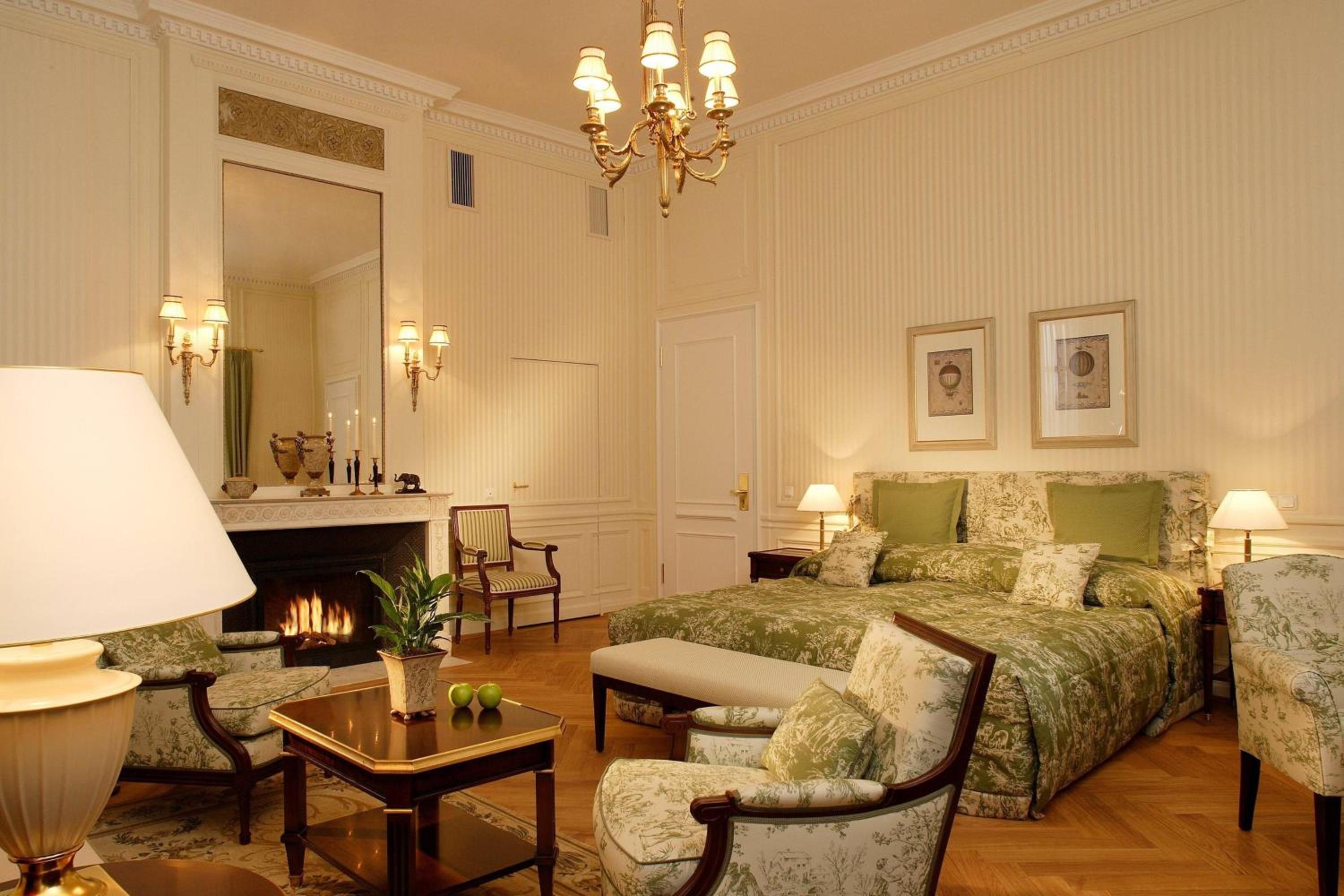 Grand Deluxe, Larger Guest room, 1 King, Garden view