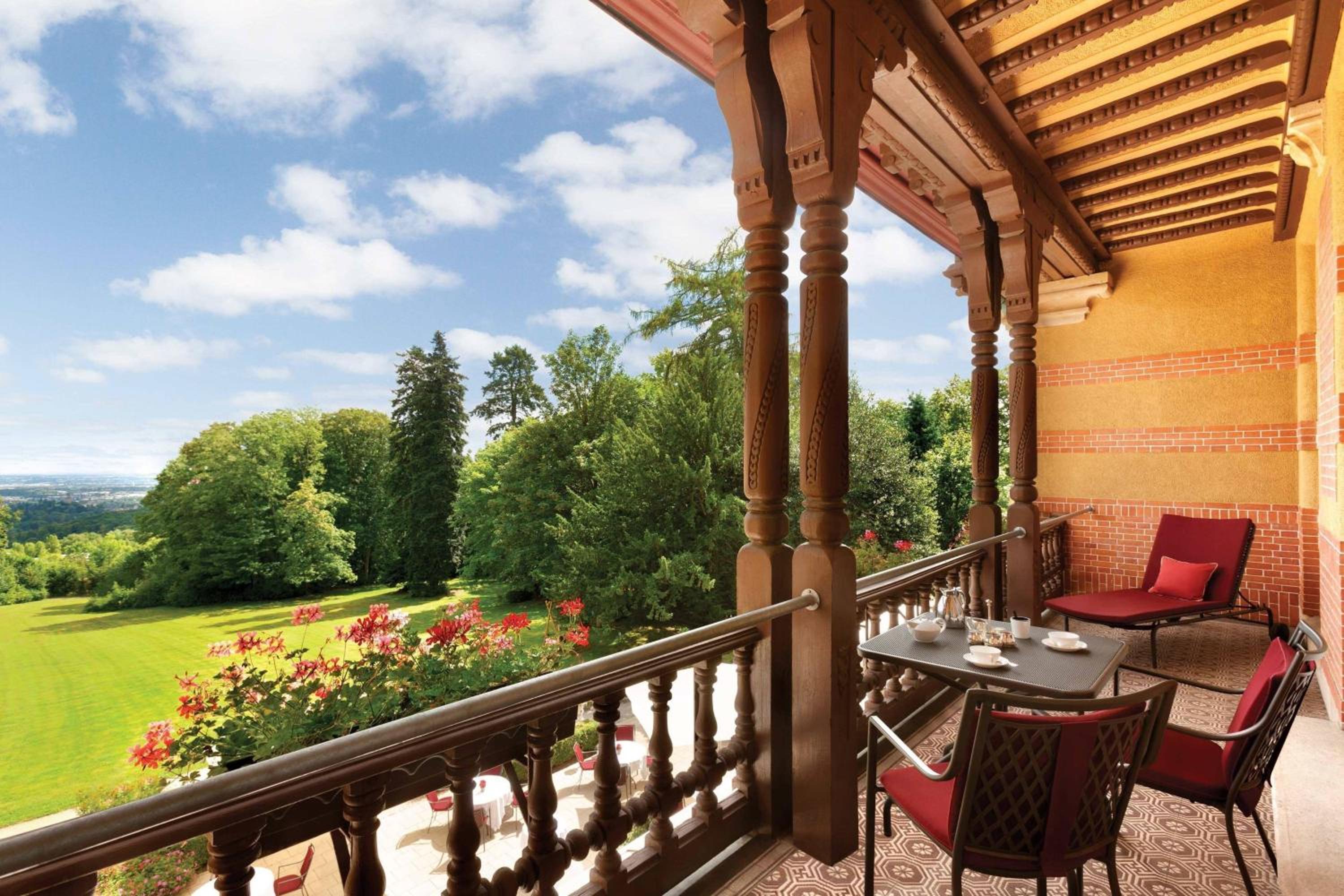 Grand Deluxe, Larger Guest room, 1 King, Garden view