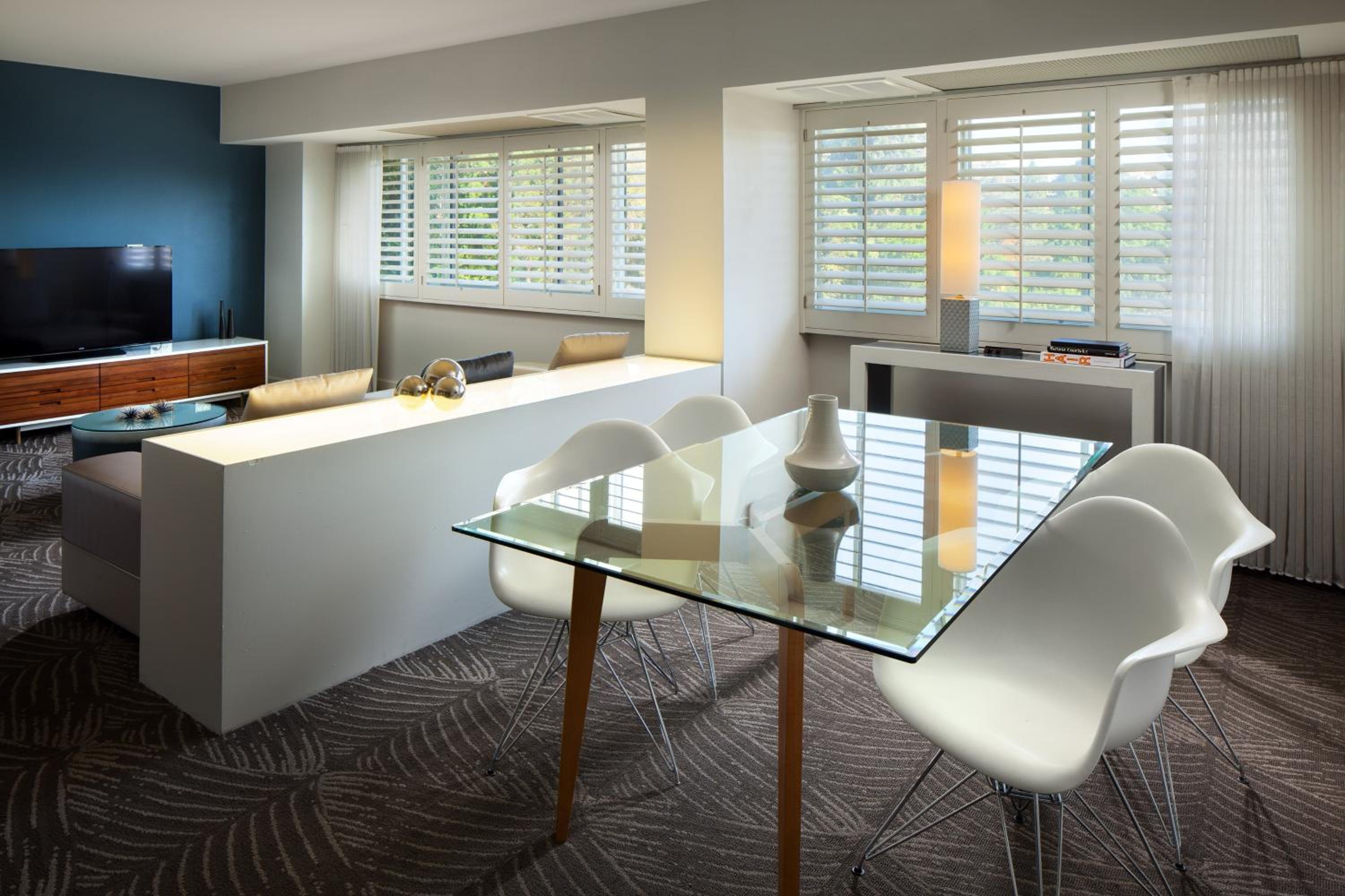 Wow One-Bedroom Hospitality King Suite thumbnail 5