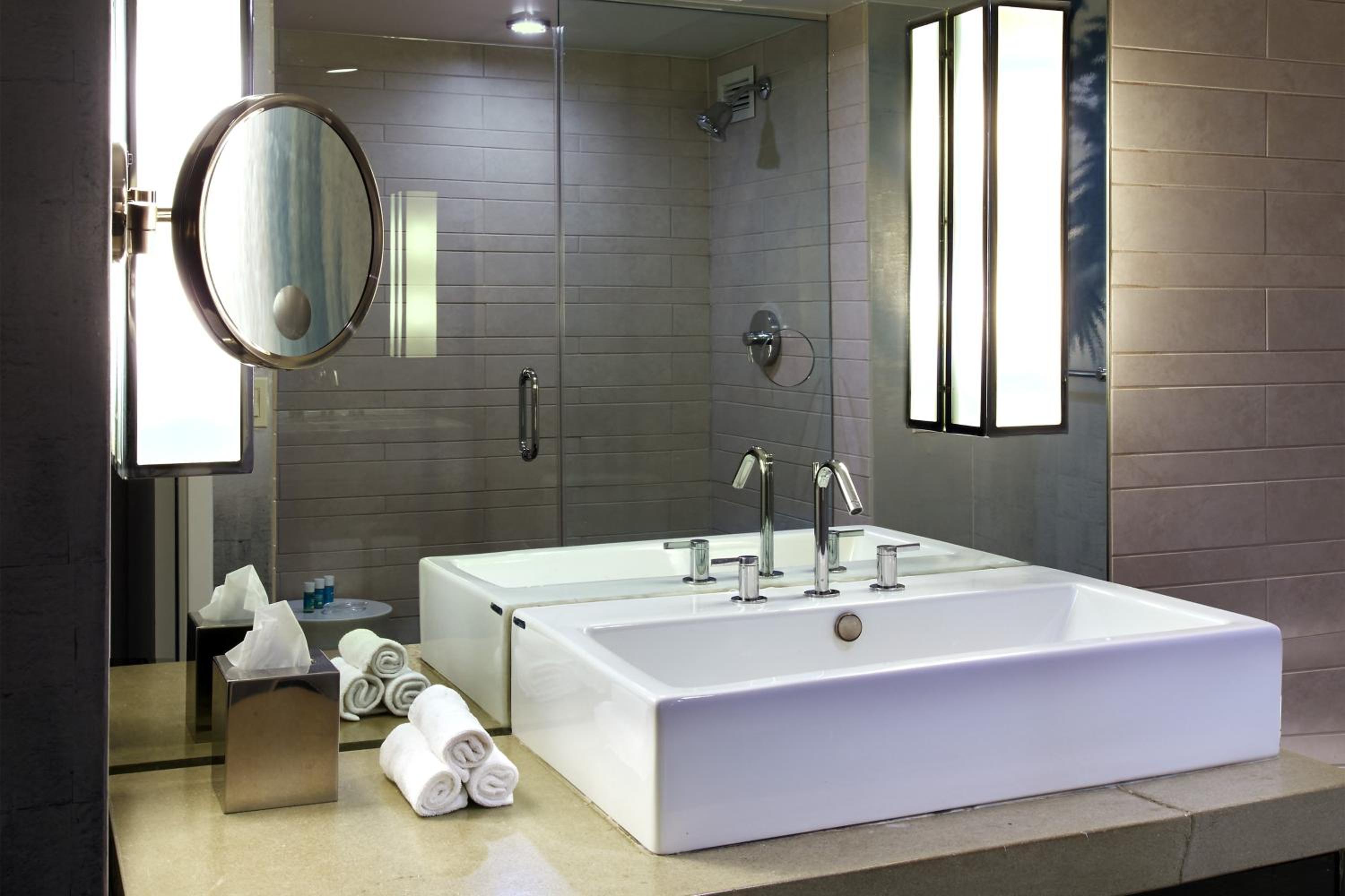 Spectacular One-Bedroom Corner King Suite thumbnail 5