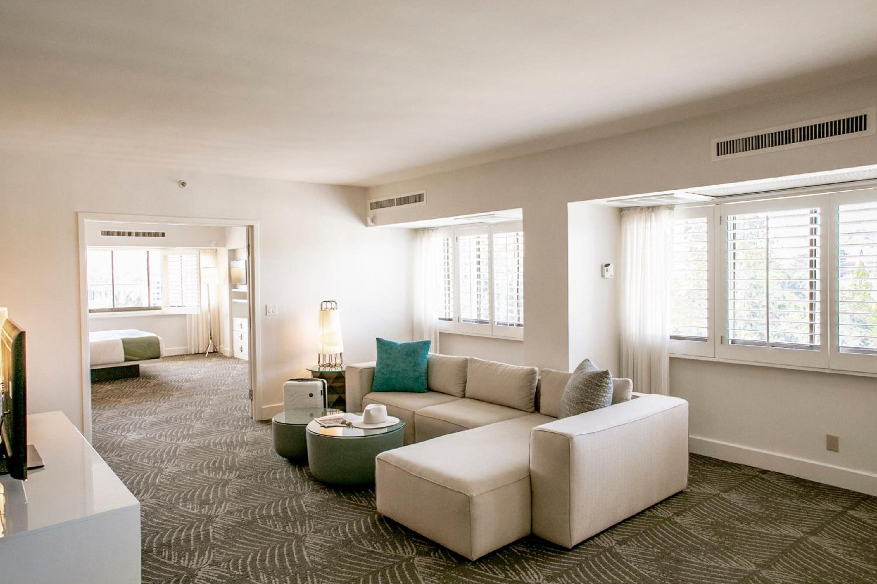Wow One-Bedroom Hospitality King Suite