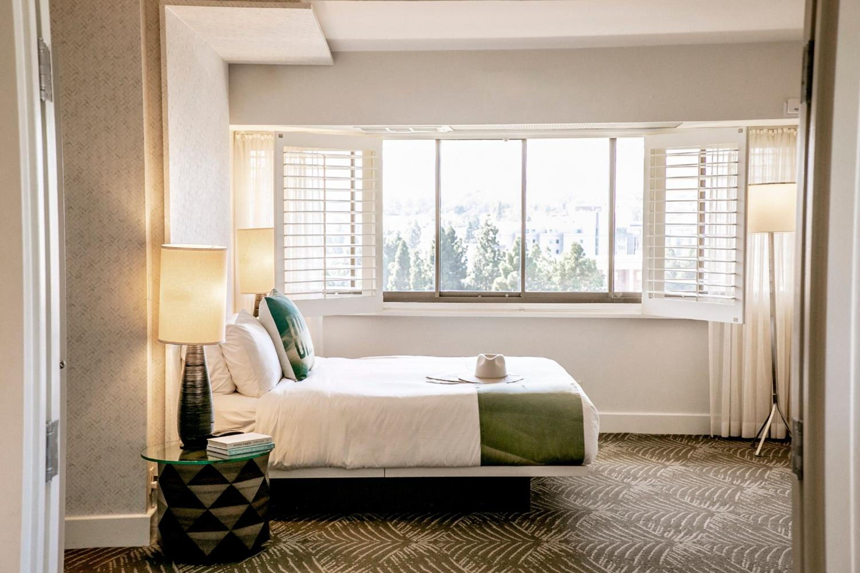 Wow One-Bedroom Hospitality King Suite thumbnail 6