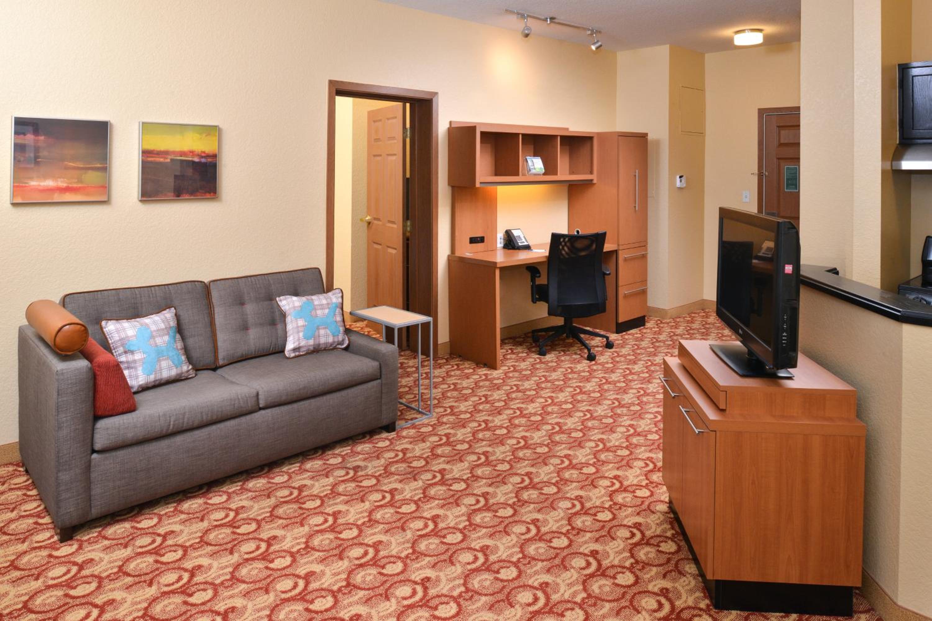 One-Bedroom Queen Suite With Sofa Bed photo 1
