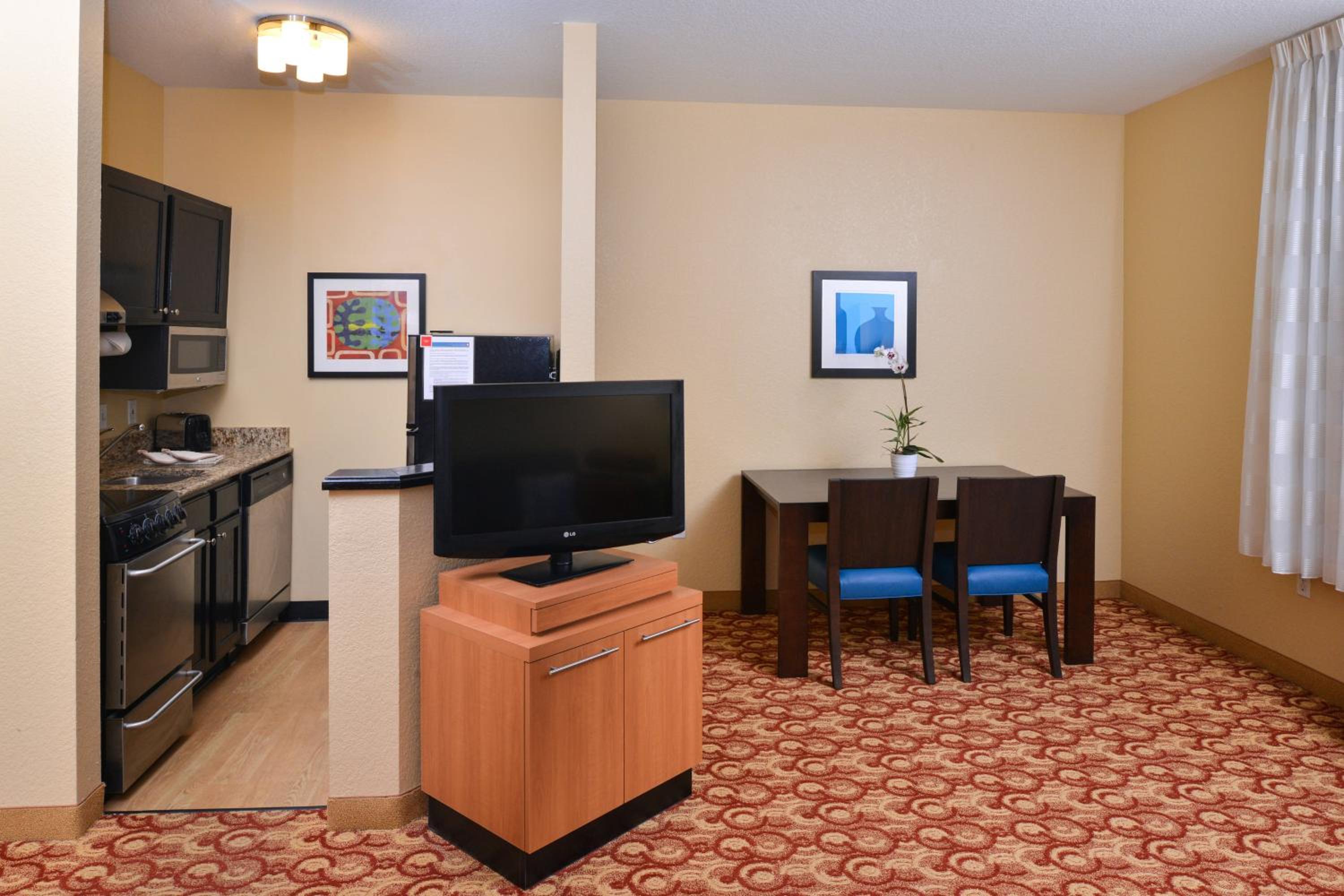 One-Bedroom Queen Suite With Sofa Bed photo 3