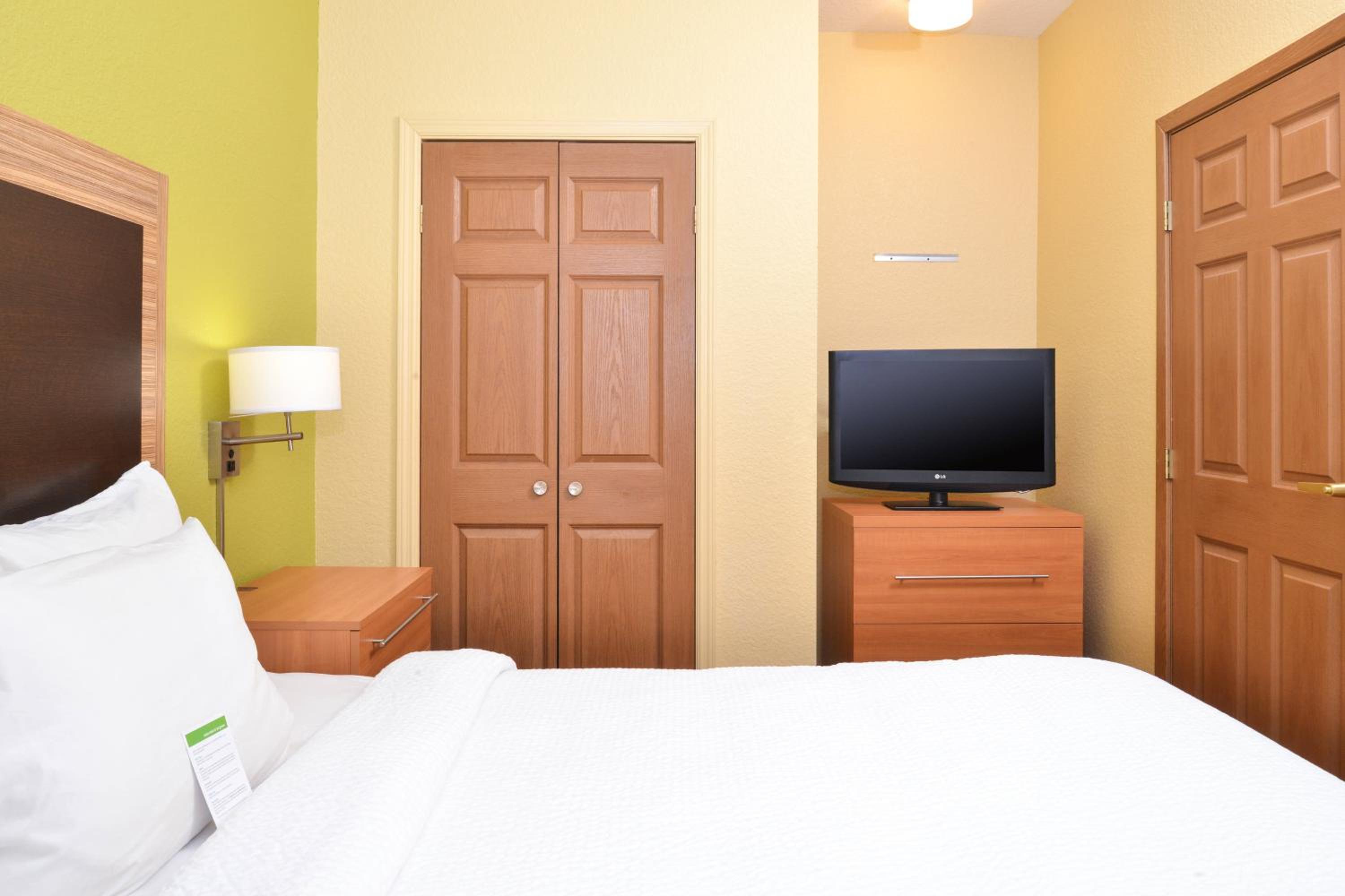 One-Bedroom Queen Suite With Sofa Bed photo 2