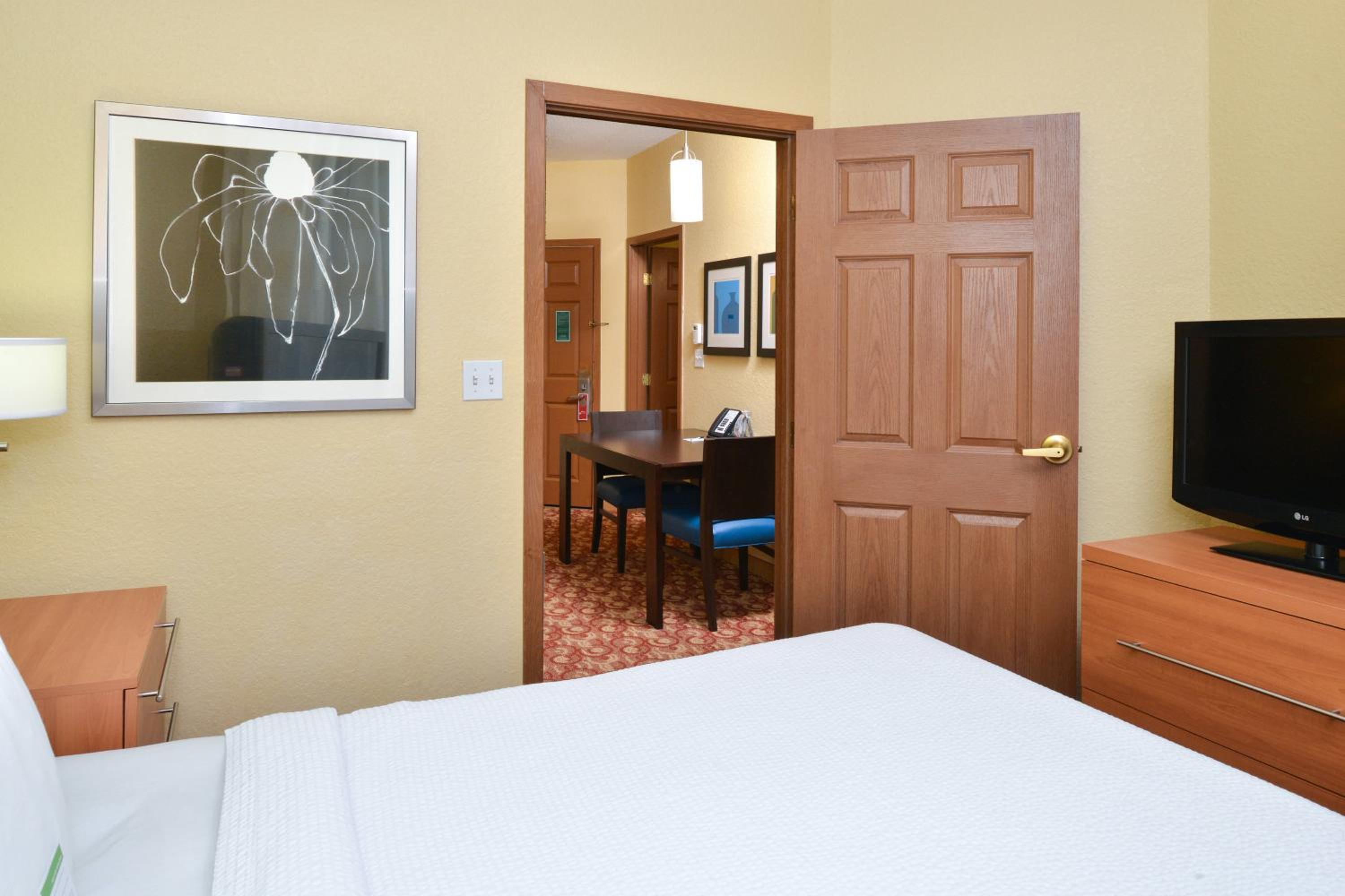 Two-Bedroom Queen Suite With Sofa Bed photo 3