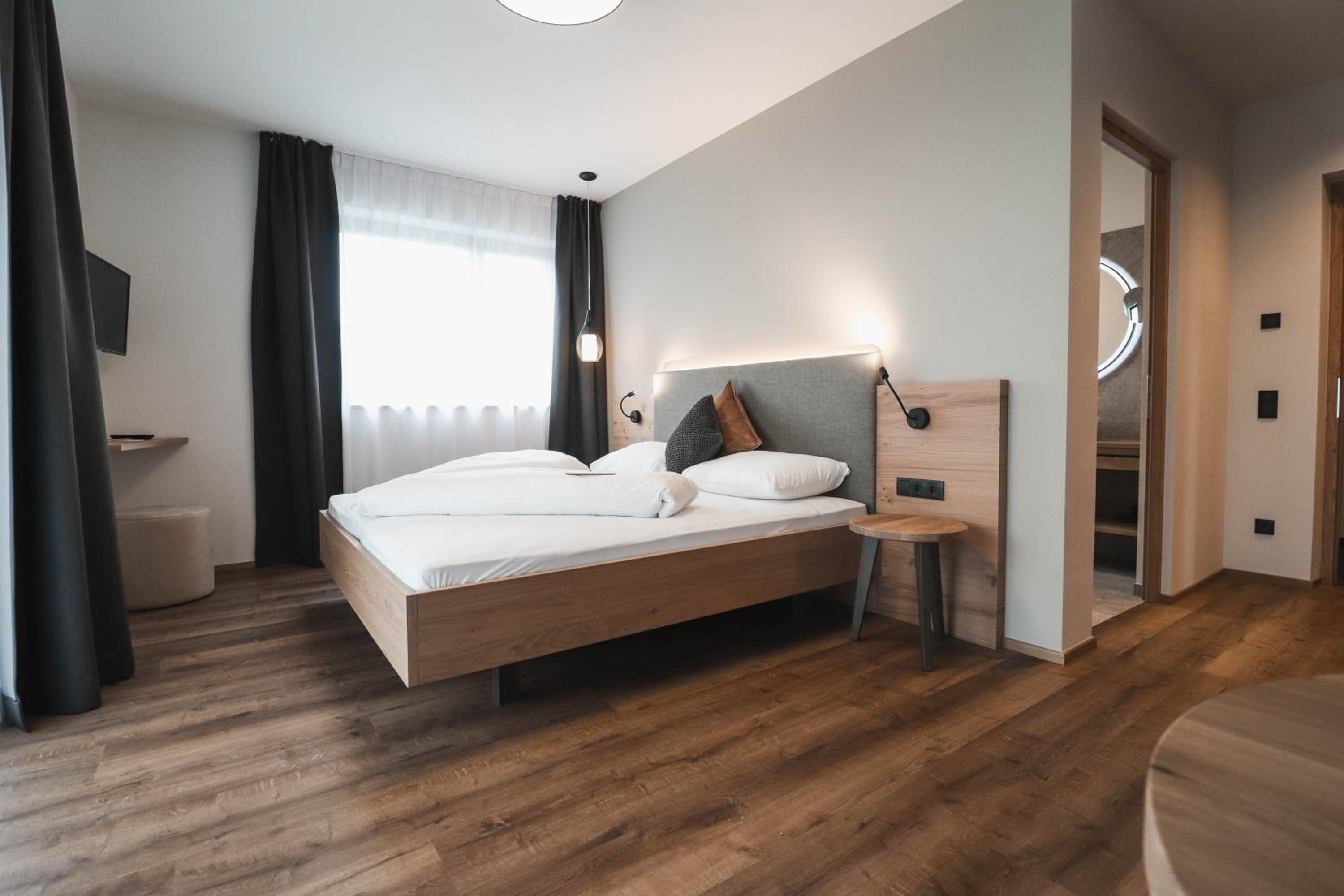 Suite with Balcony - Photo 2
