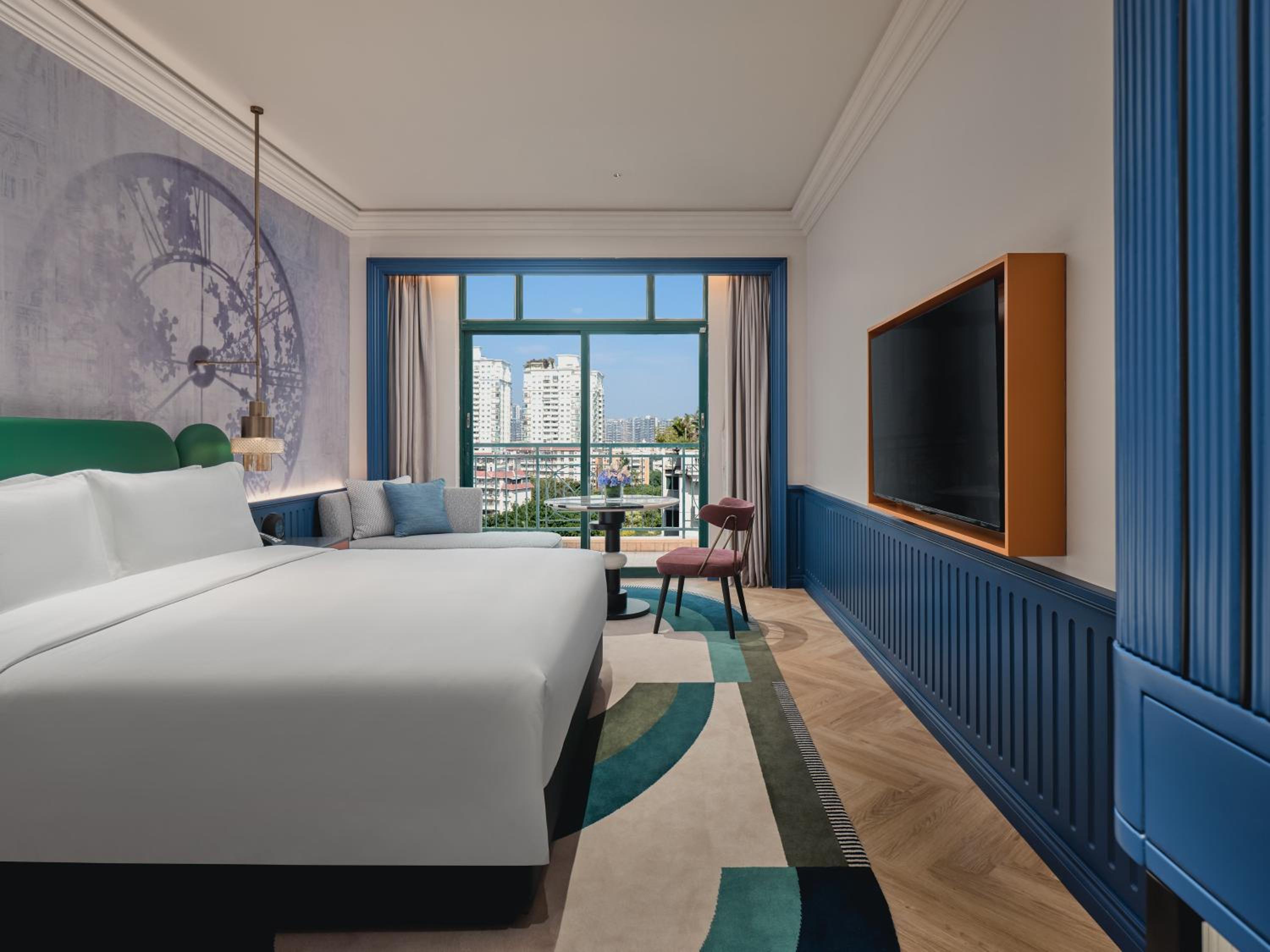 Standard King Room with Balcony - Photo 4