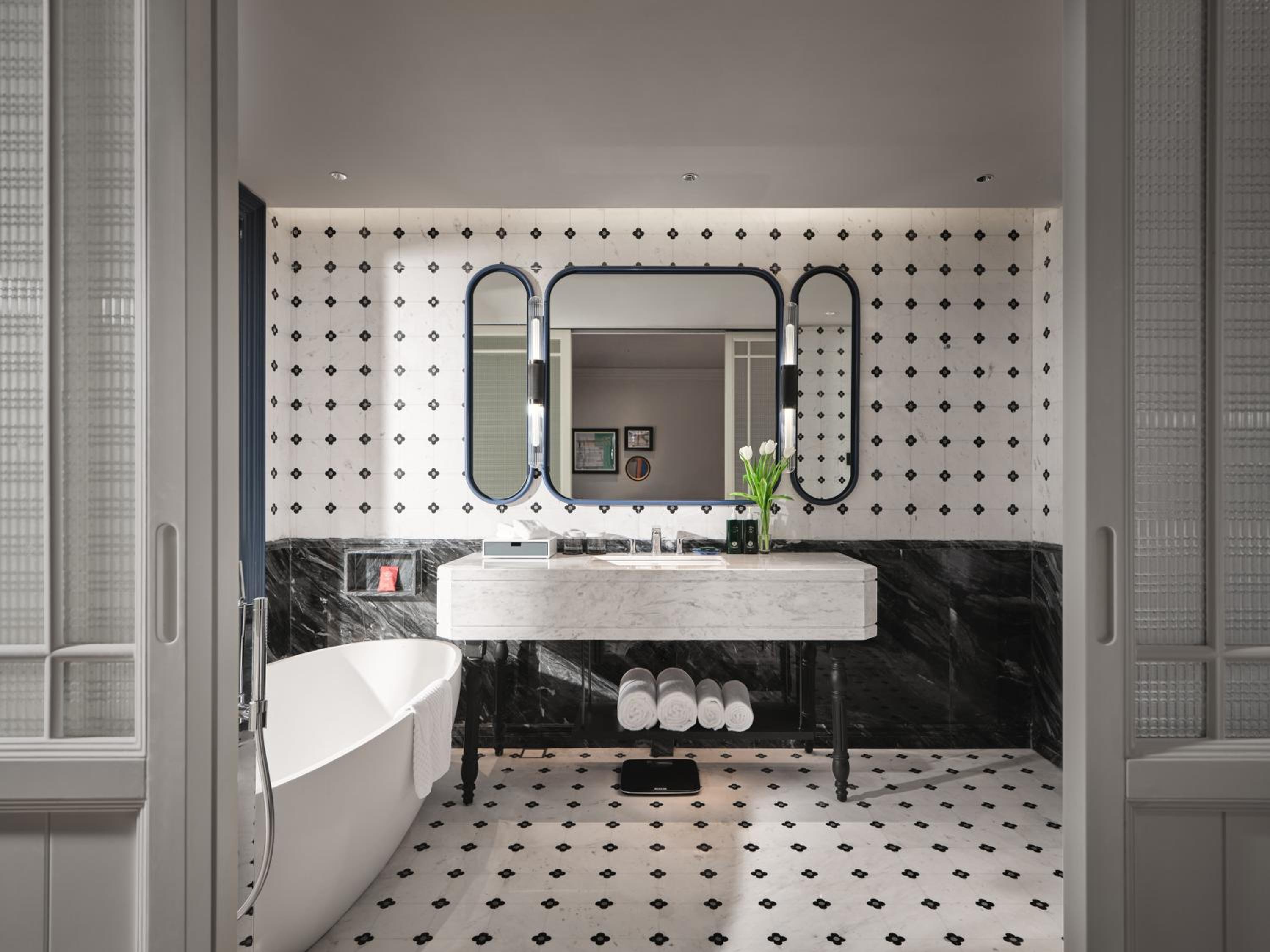 Standard Twin Room with Two Twin Beds thumbnail 6