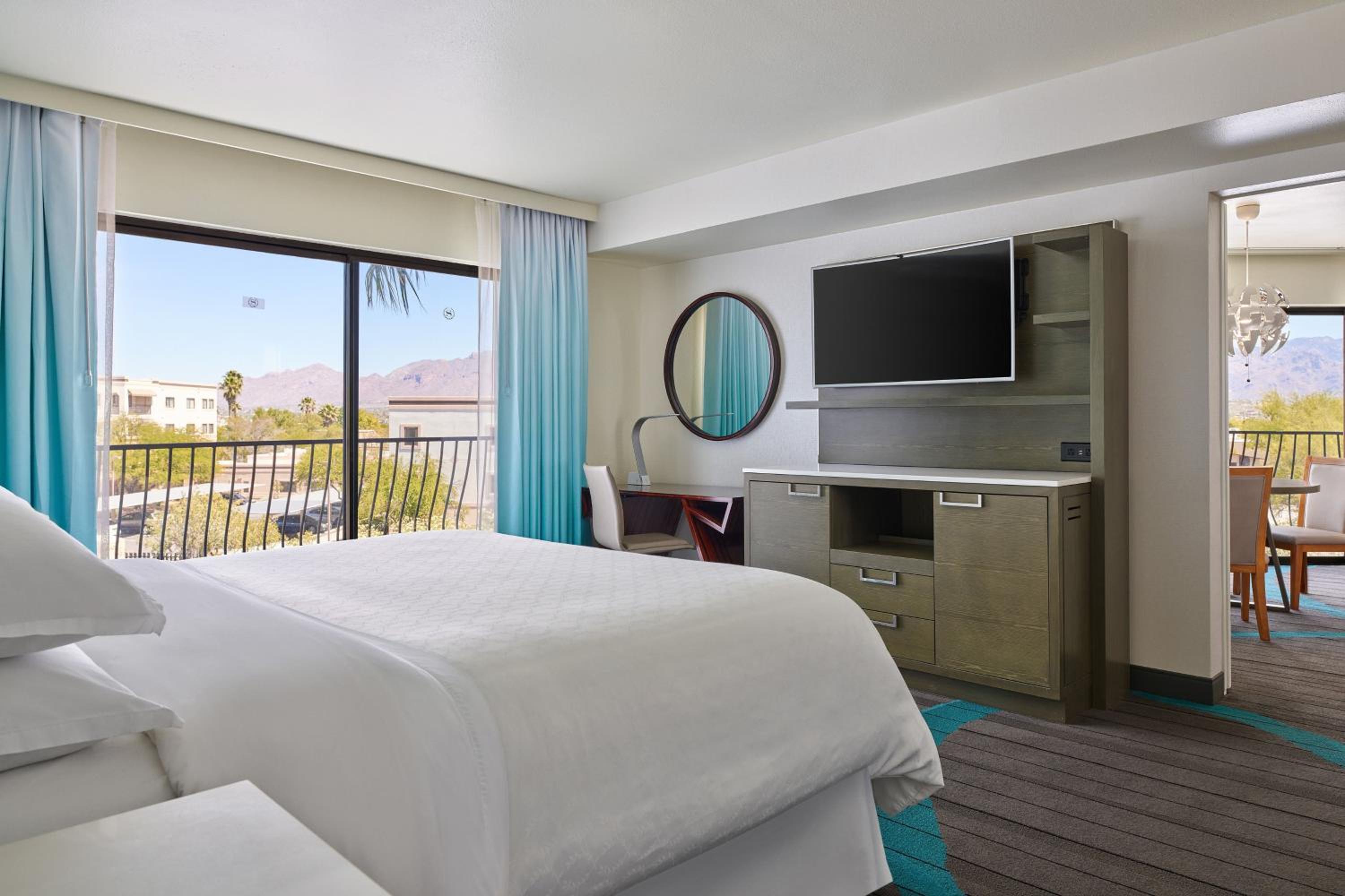 Club level, Executive Suite, 1 King, Sofa bed, Mountain view - Photo 3