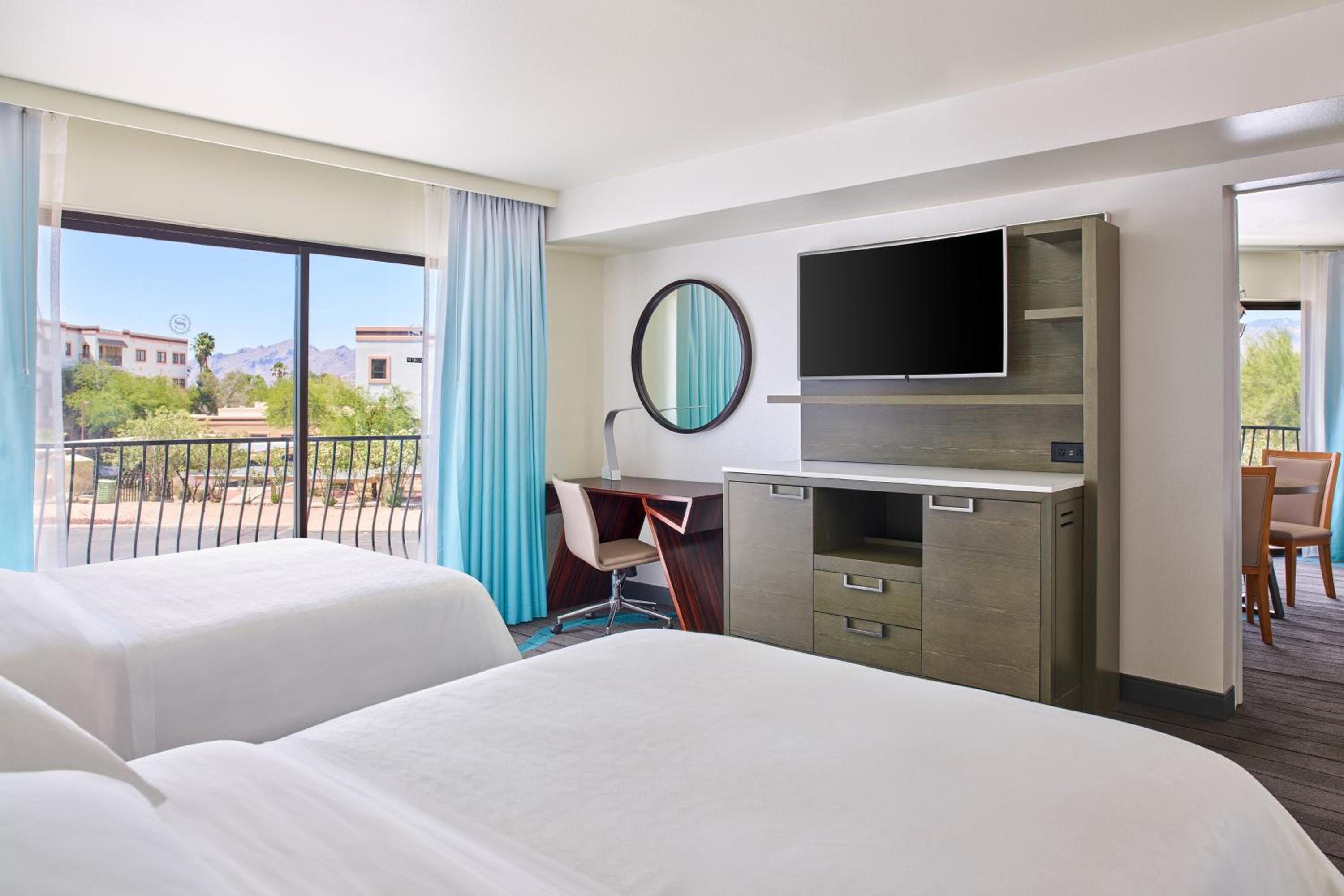 Executive Suite with Two Double with Sofa Bed - Corner room - Photo 2