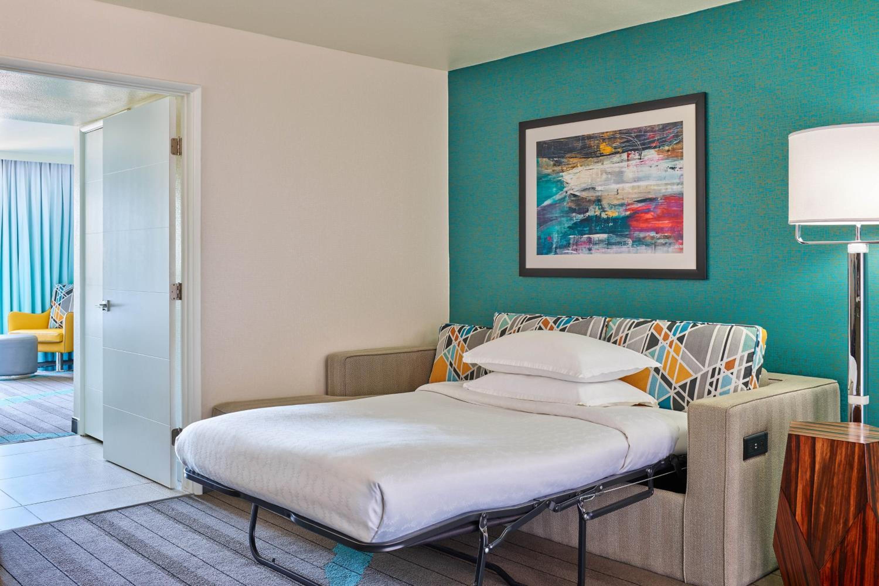 Club level, 1 Bedroom Suite, 2 Double, Sofa bed - Photo 4