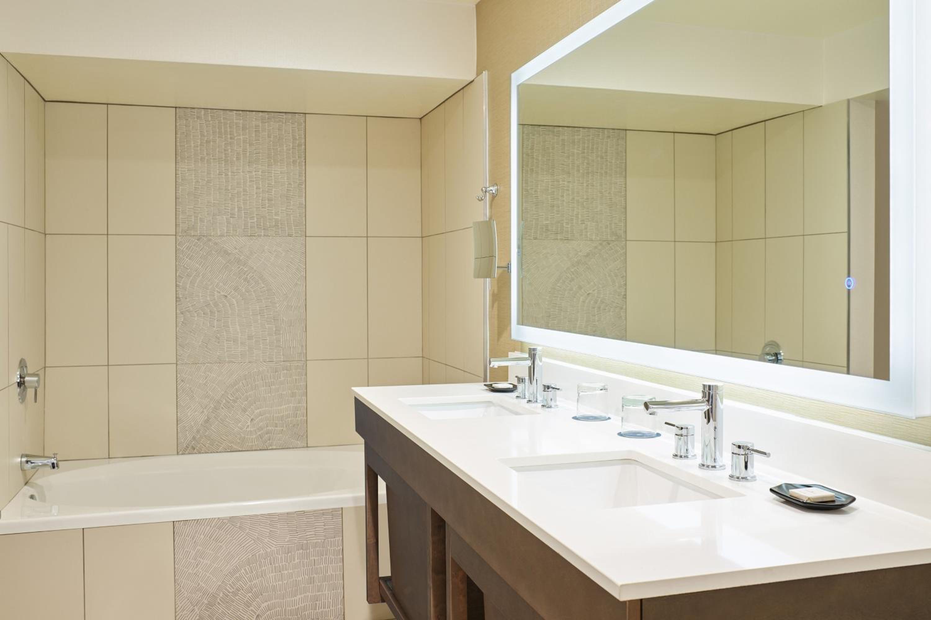 Executive Suite with Two Double with Sofa Bed - Corner room - Photo 4