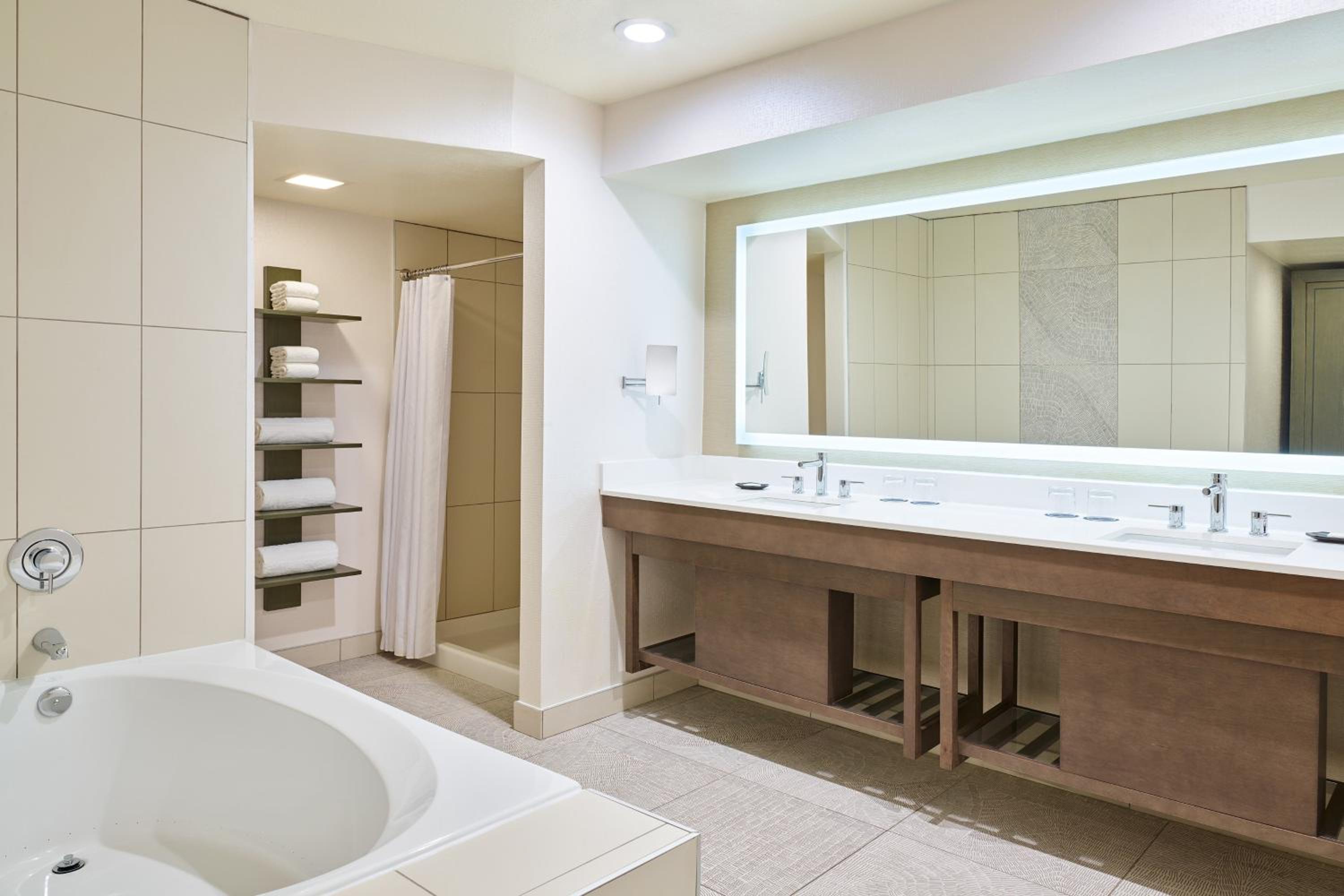 Club level, Suite, 1 King, Sofa bed, Corner room, Balcony