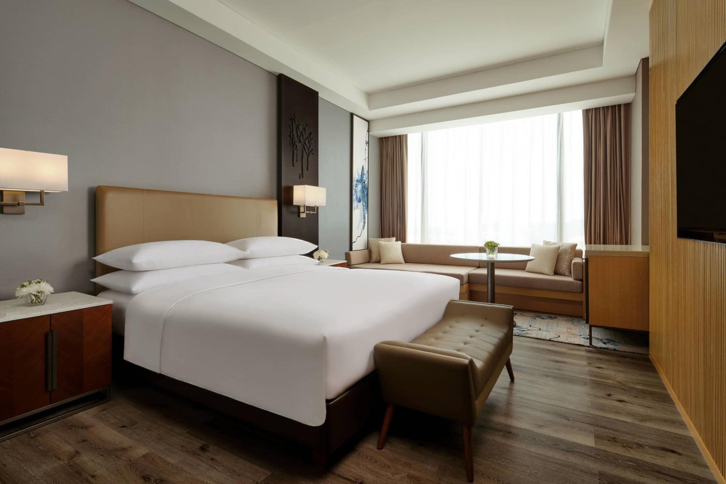 Deluxe Guest room, 1 King - Photo 1