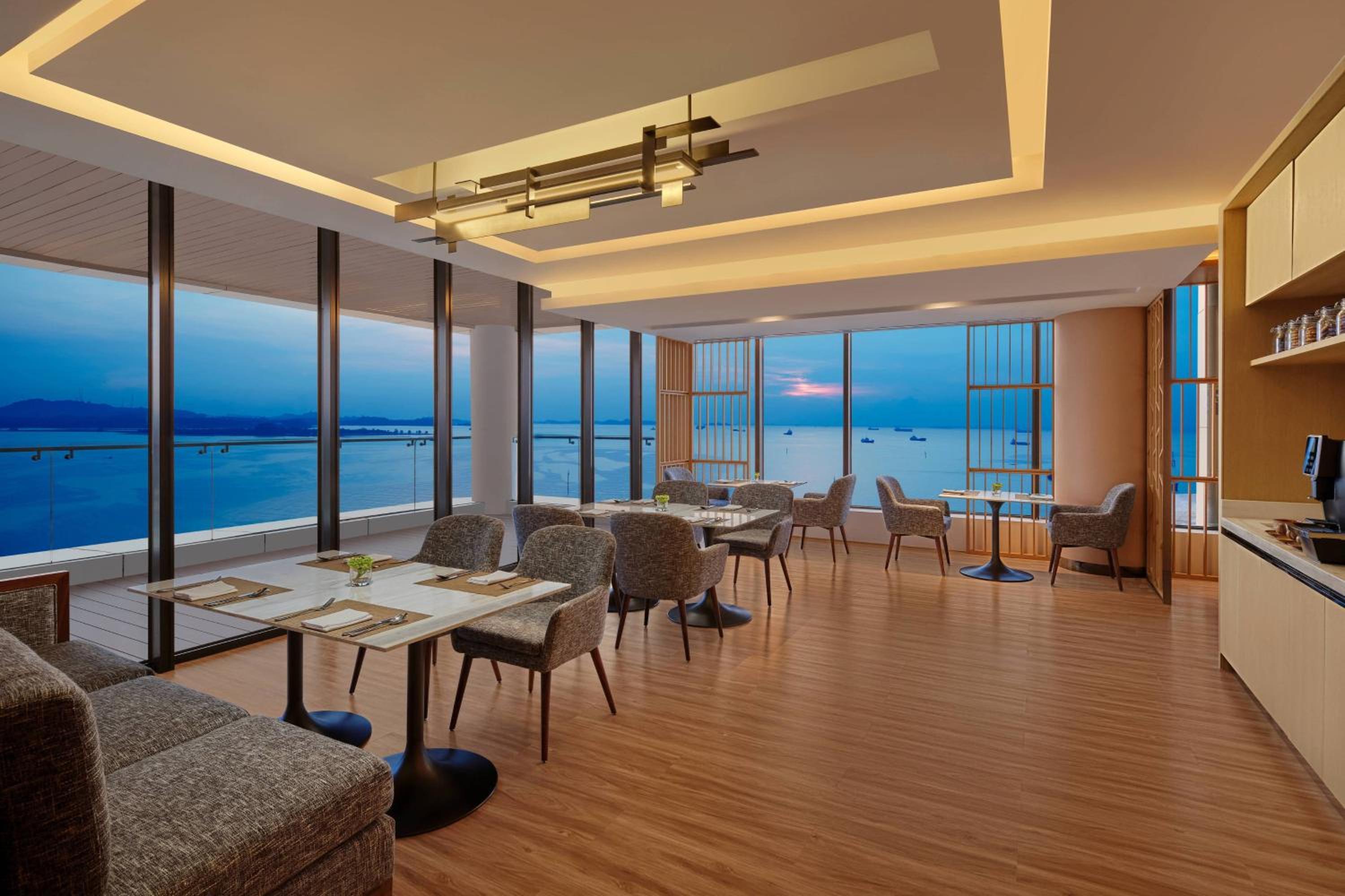 M Club lounge access, Deluxe Guest room, 1 King   - Photo 9