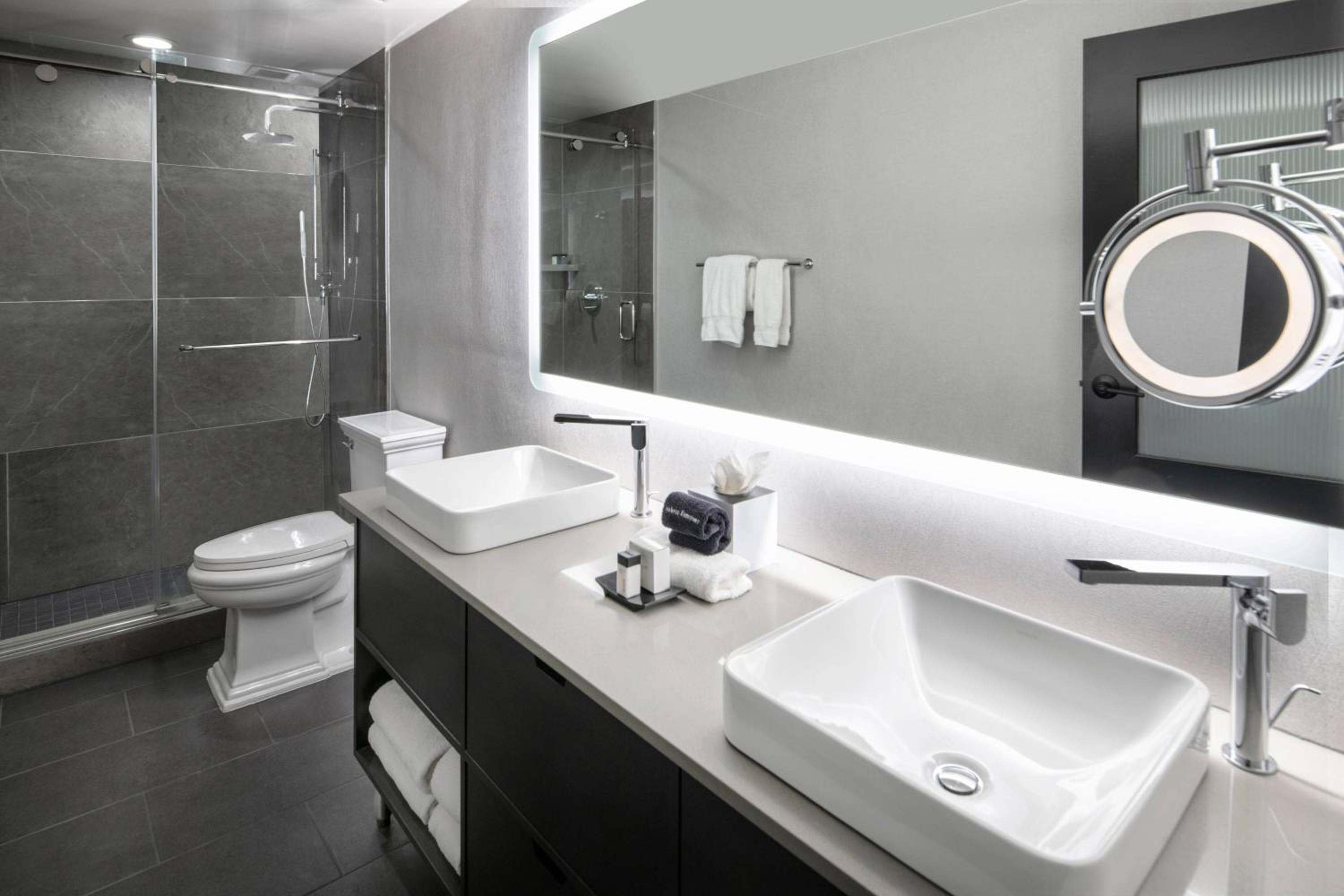 One-Bedroom King Suite - Photo 3