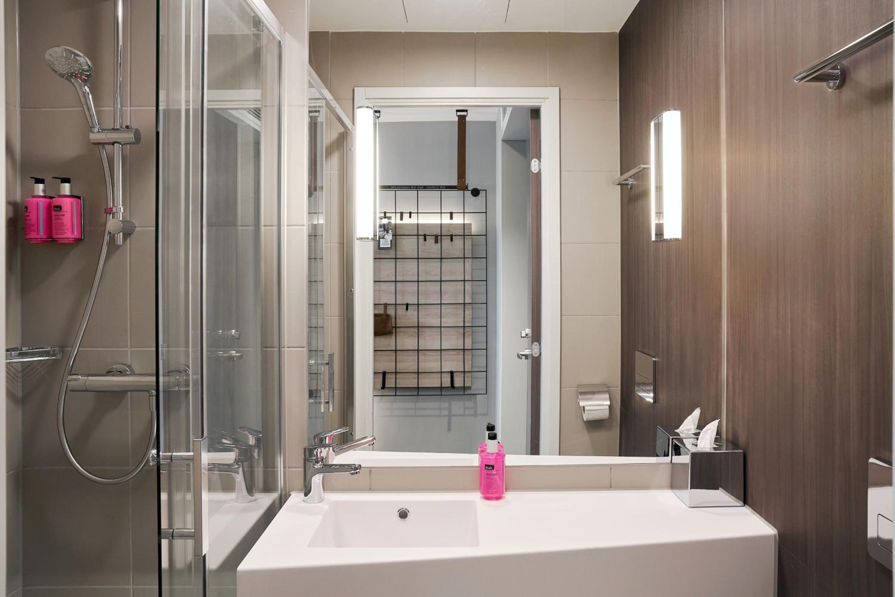 Moxy Twin Room - Photo 4