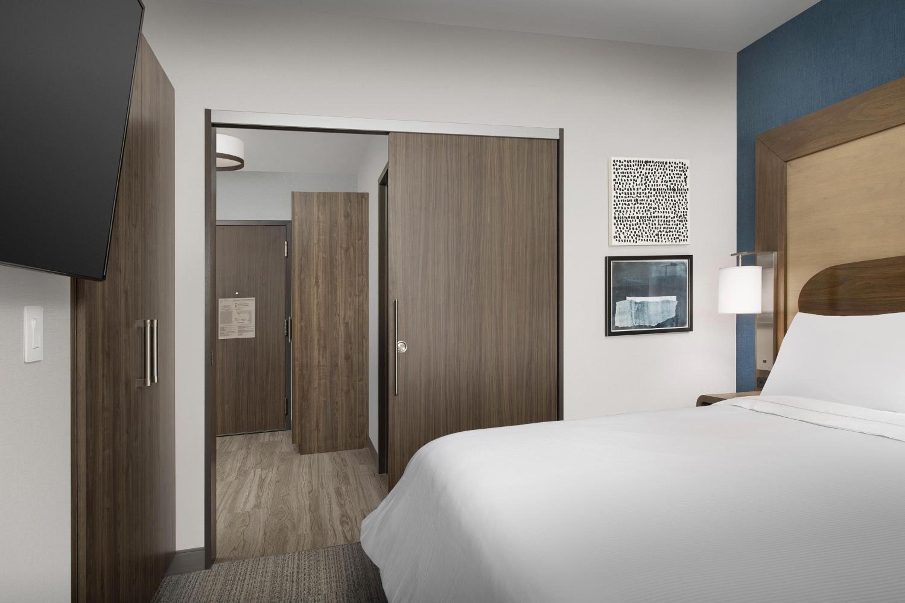 One-Bedroom King Suite with Sofa Bed - Photo 2