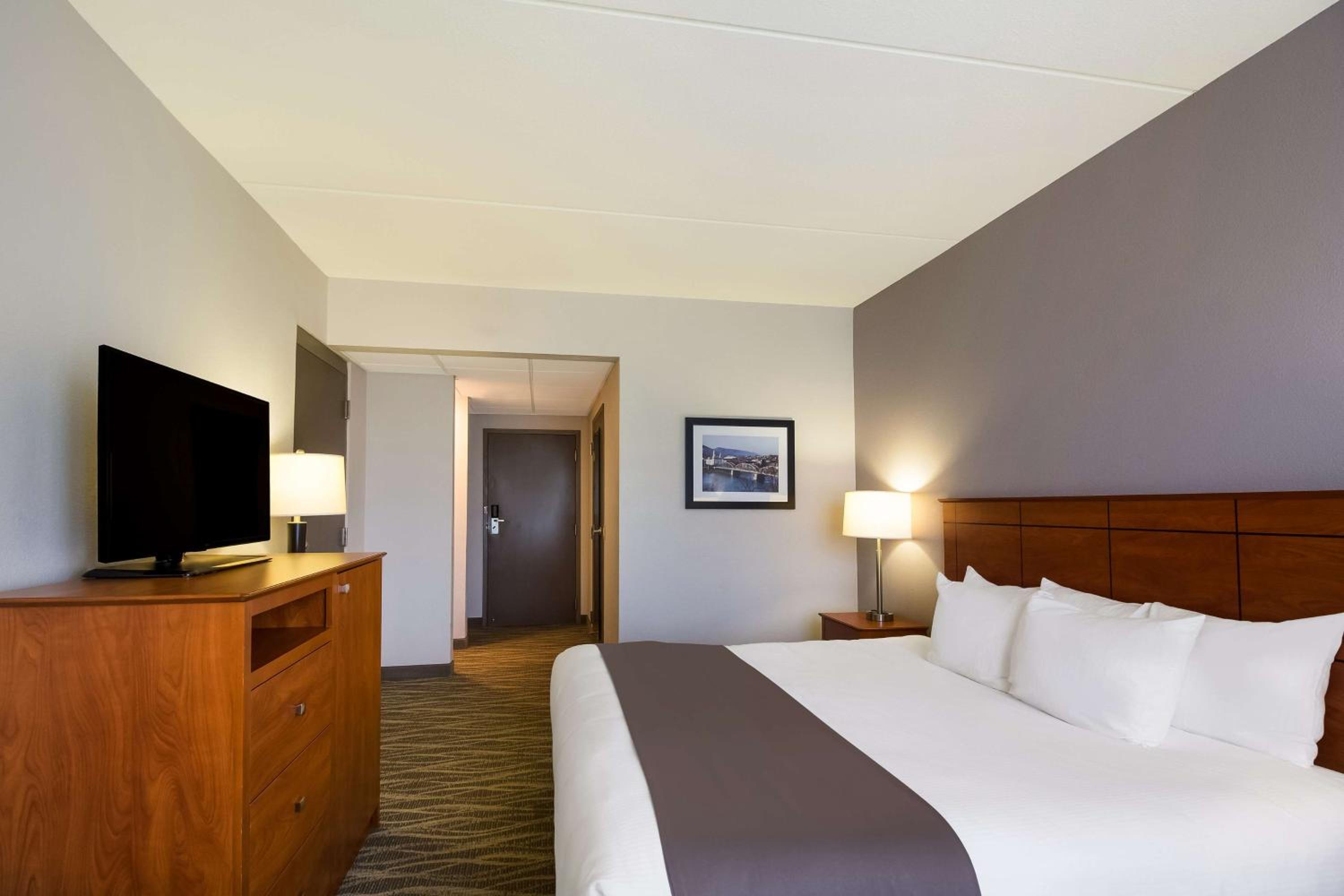 King Room with Roll-in Shower - Disability Access/Non-Smoking photo 3