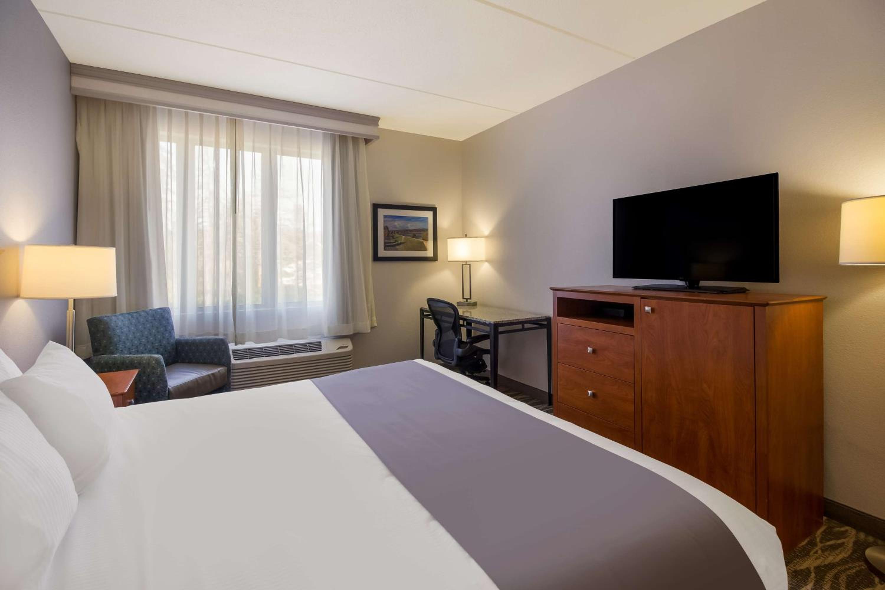 King Room with Roll-in Shower - Disability Access/Non-Smoking photo 2