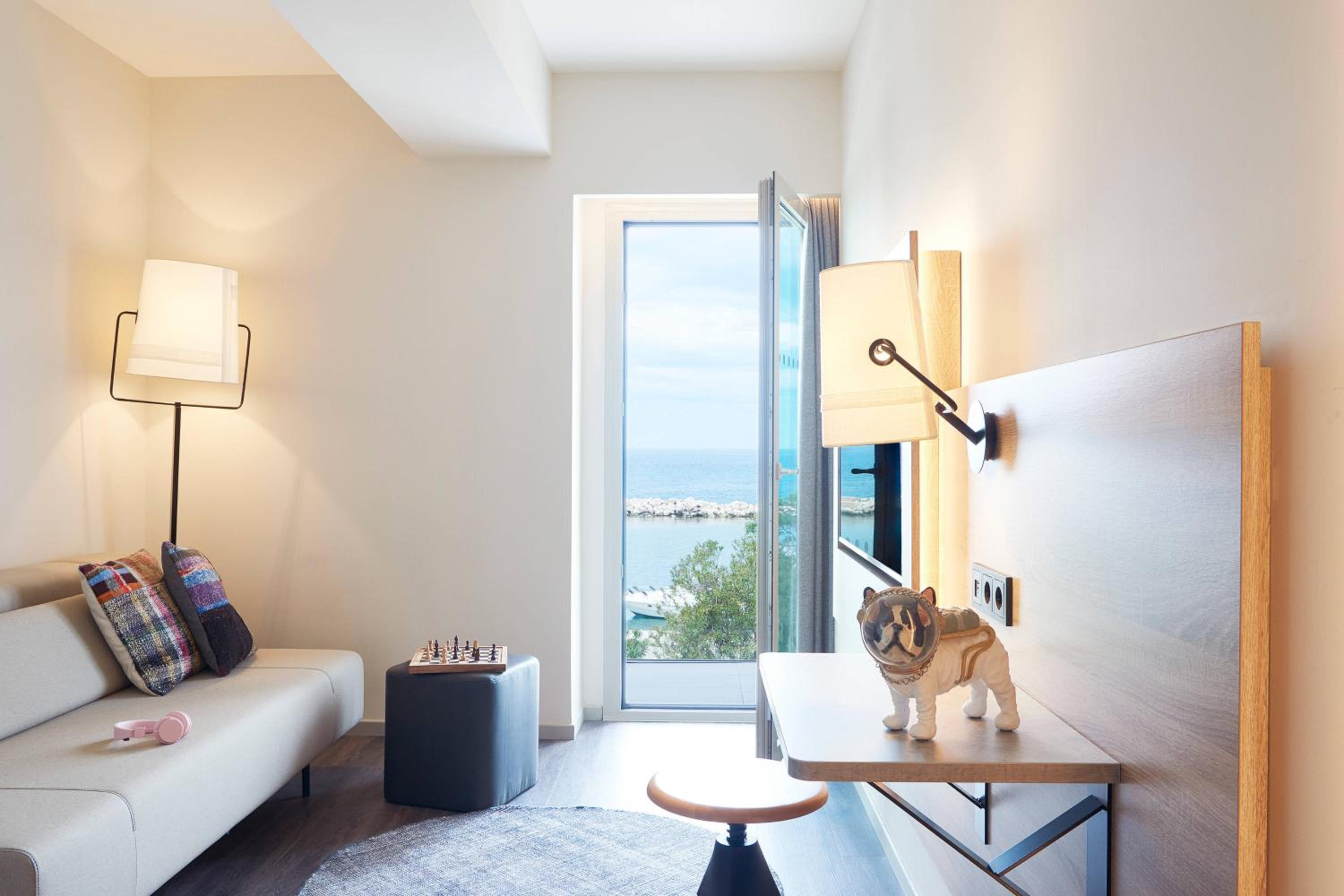 Moxy Queen Family, Guest room, 1 Queen, Sofa bed, Sea view - Photo 7