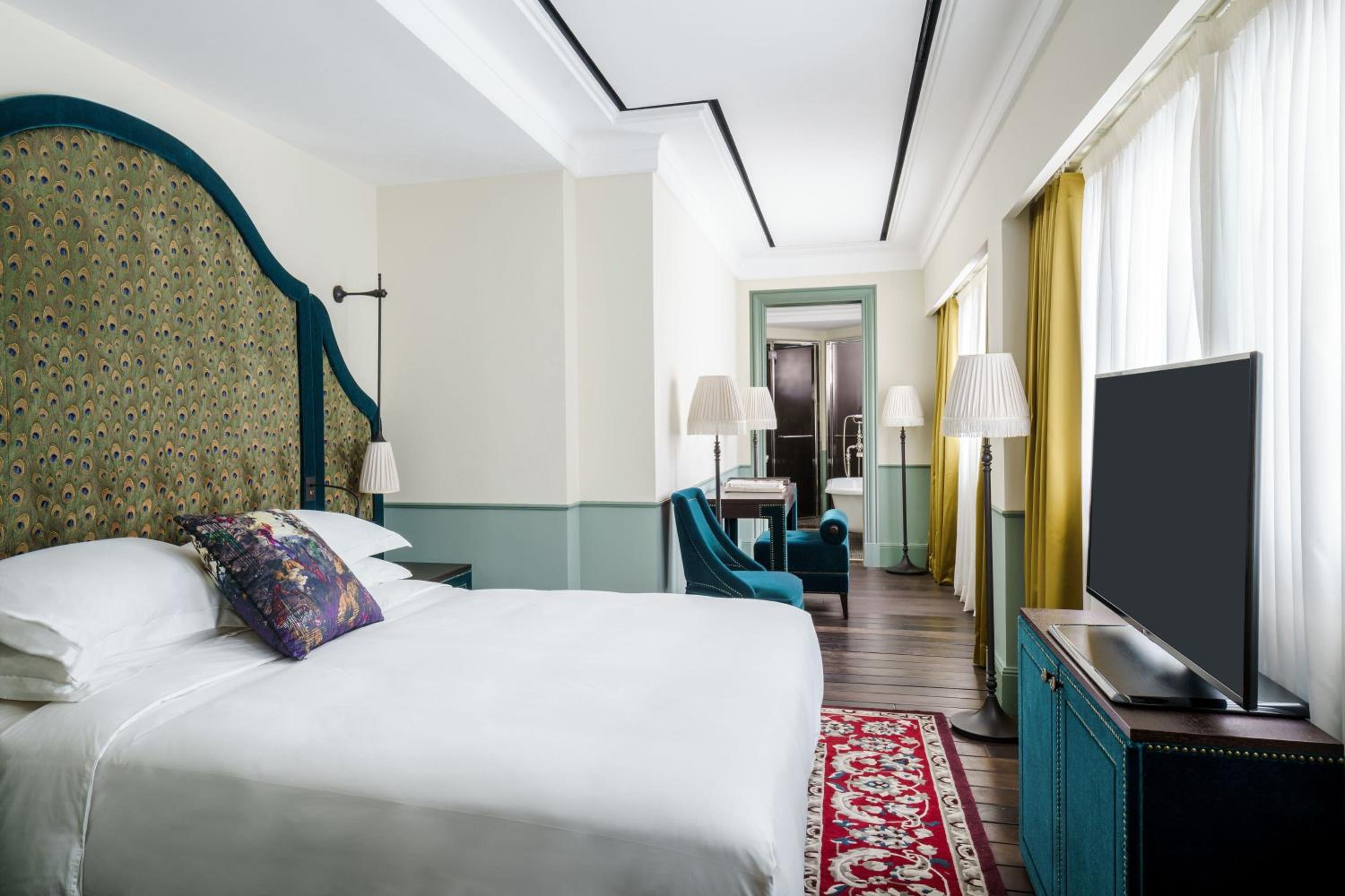 Le Colonial Deluxe Club, Guest Room, 1 King (Club Lounge Access with Complimentary Breakfast, Cocktails & Snacks)