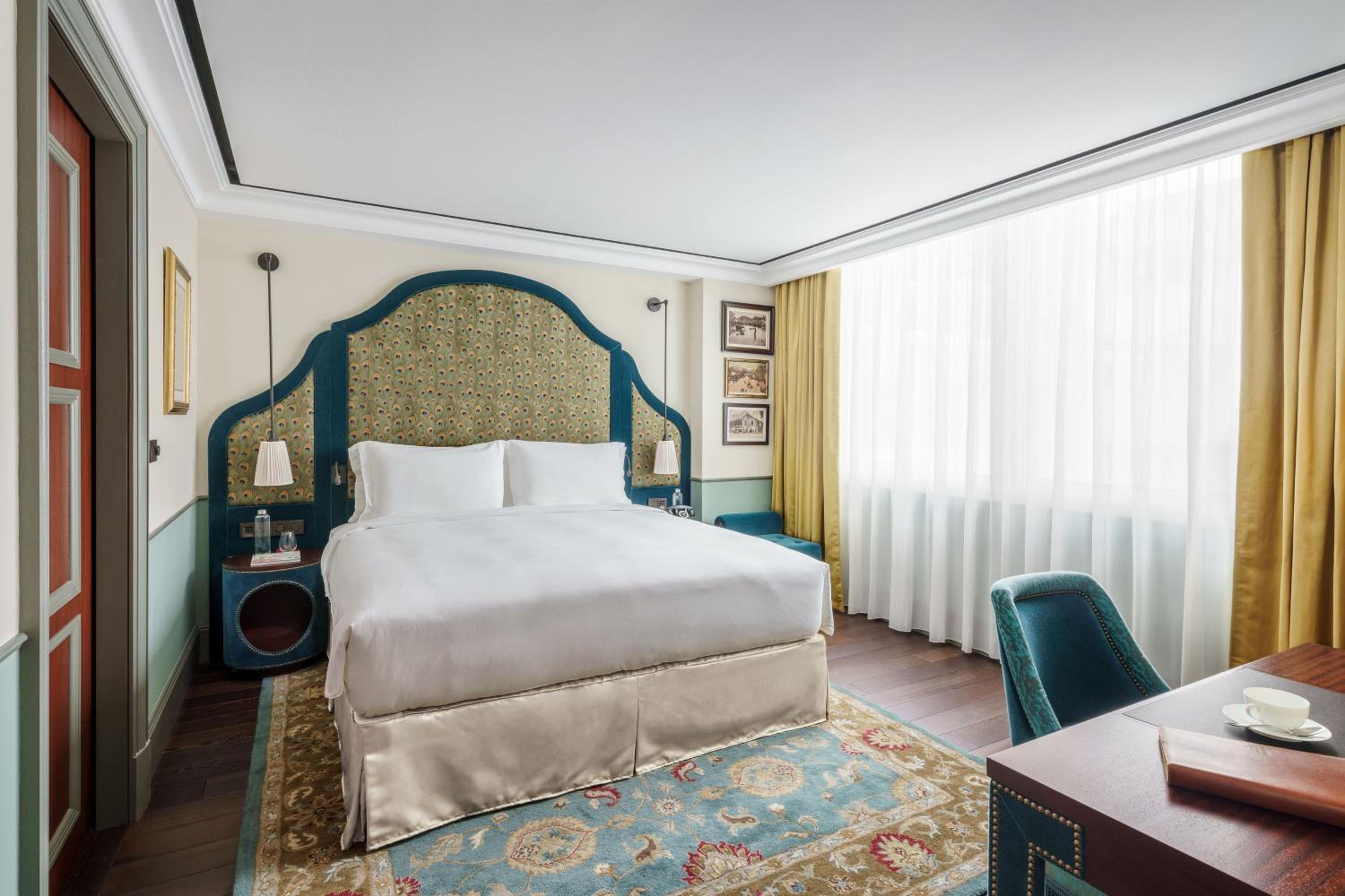 Le Colonial Room, Guest Room, 1 Queen (Club Lounge Access with Complimentary Breakfast, Cocktails & Snacks)