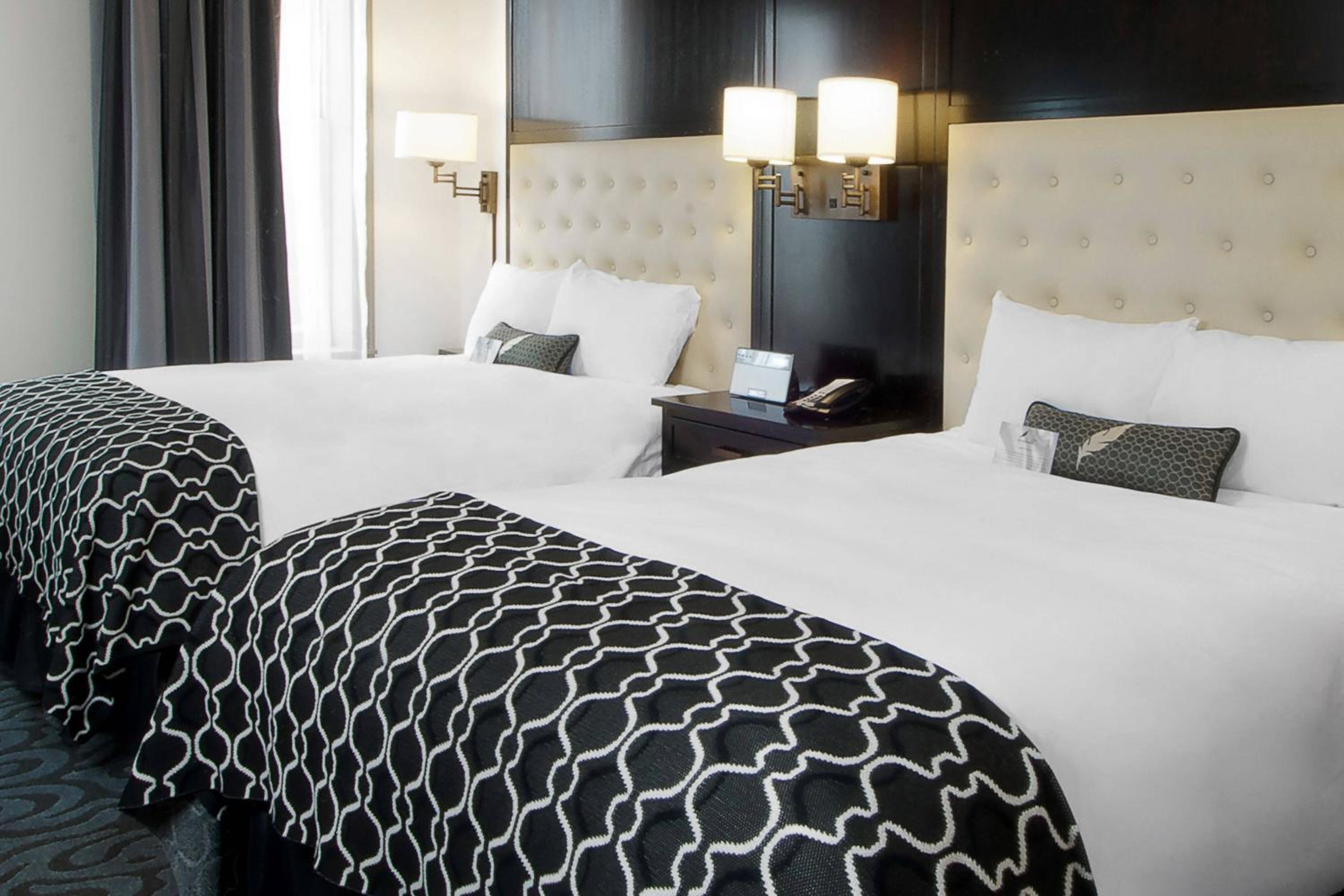 Deluxe Queen Room with Two Queen Beds - Photo 6