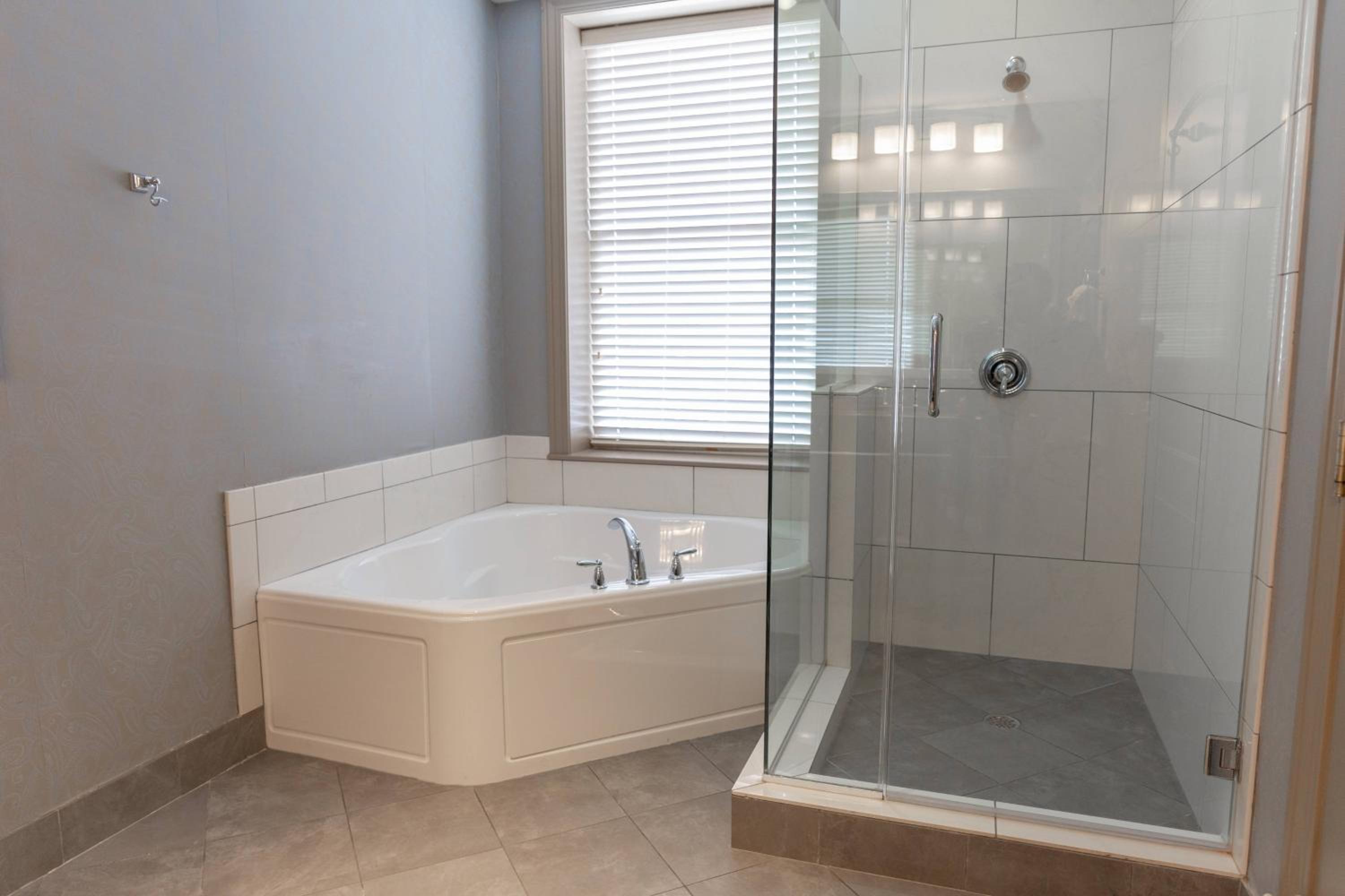 Premium King Room with Spa Bath - Photo 3