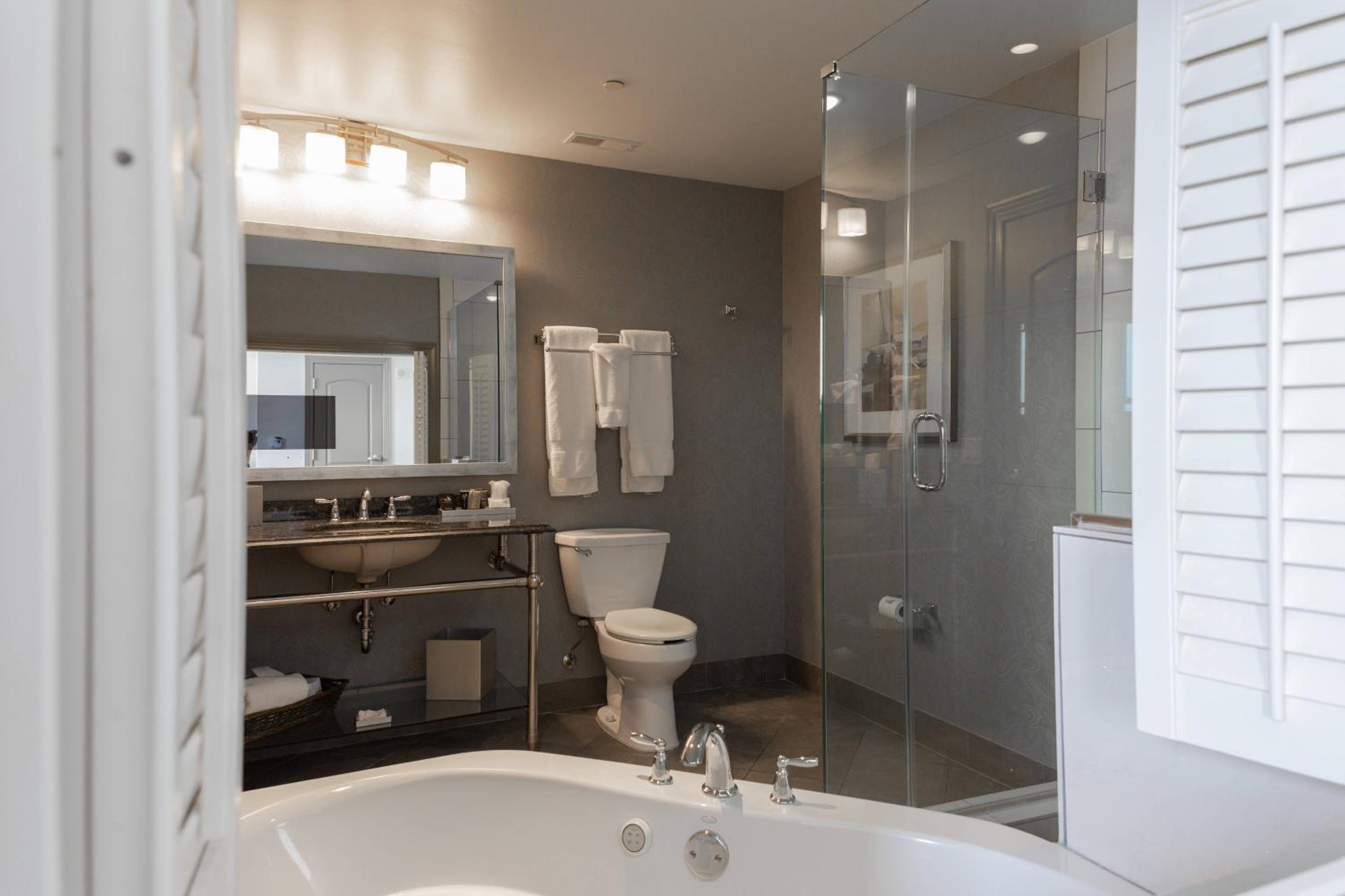 Premium King Room with Spa Bath - Photo 2