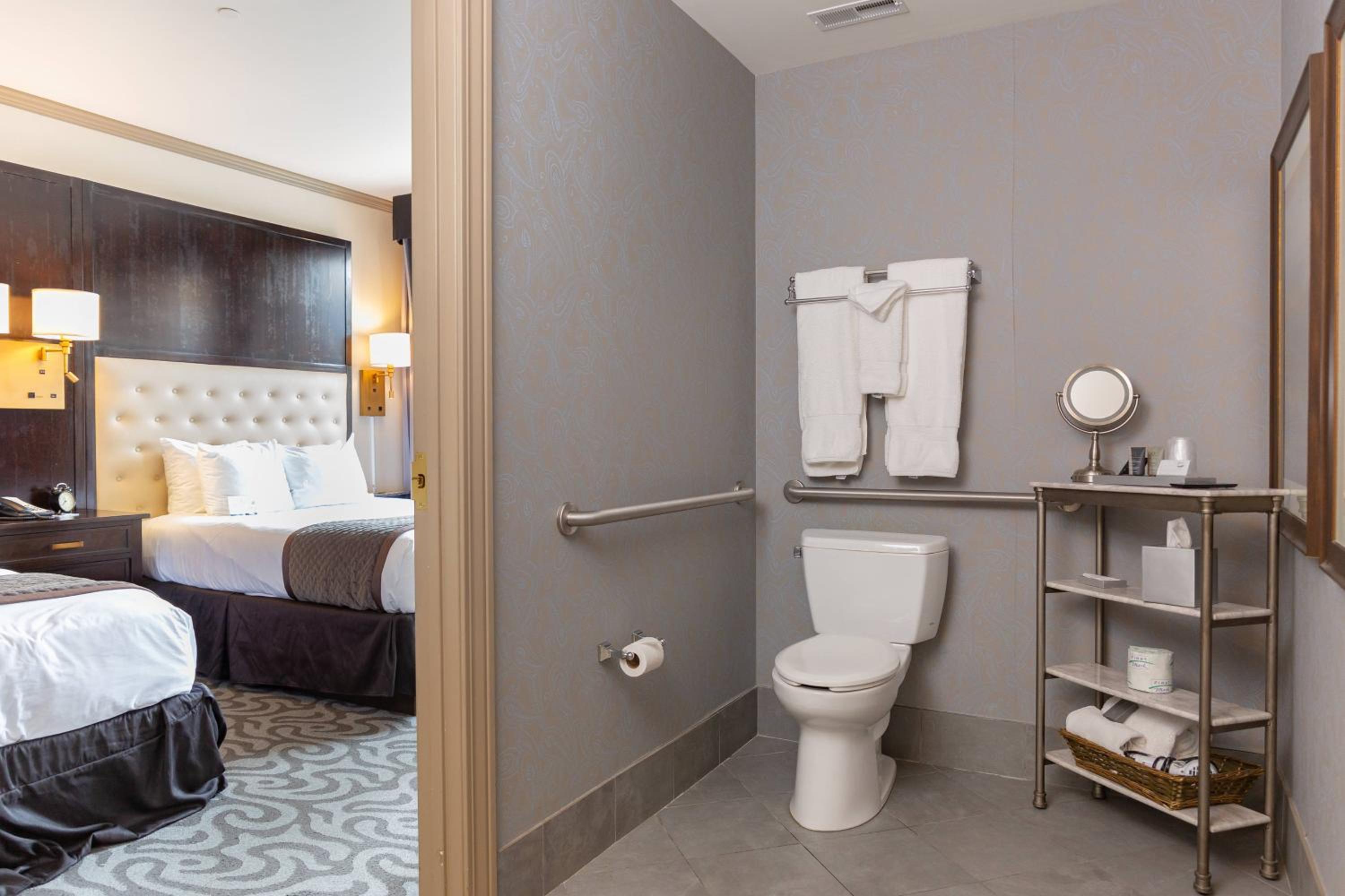 Standard Queen Room with Two Queen Beds - Photo 2