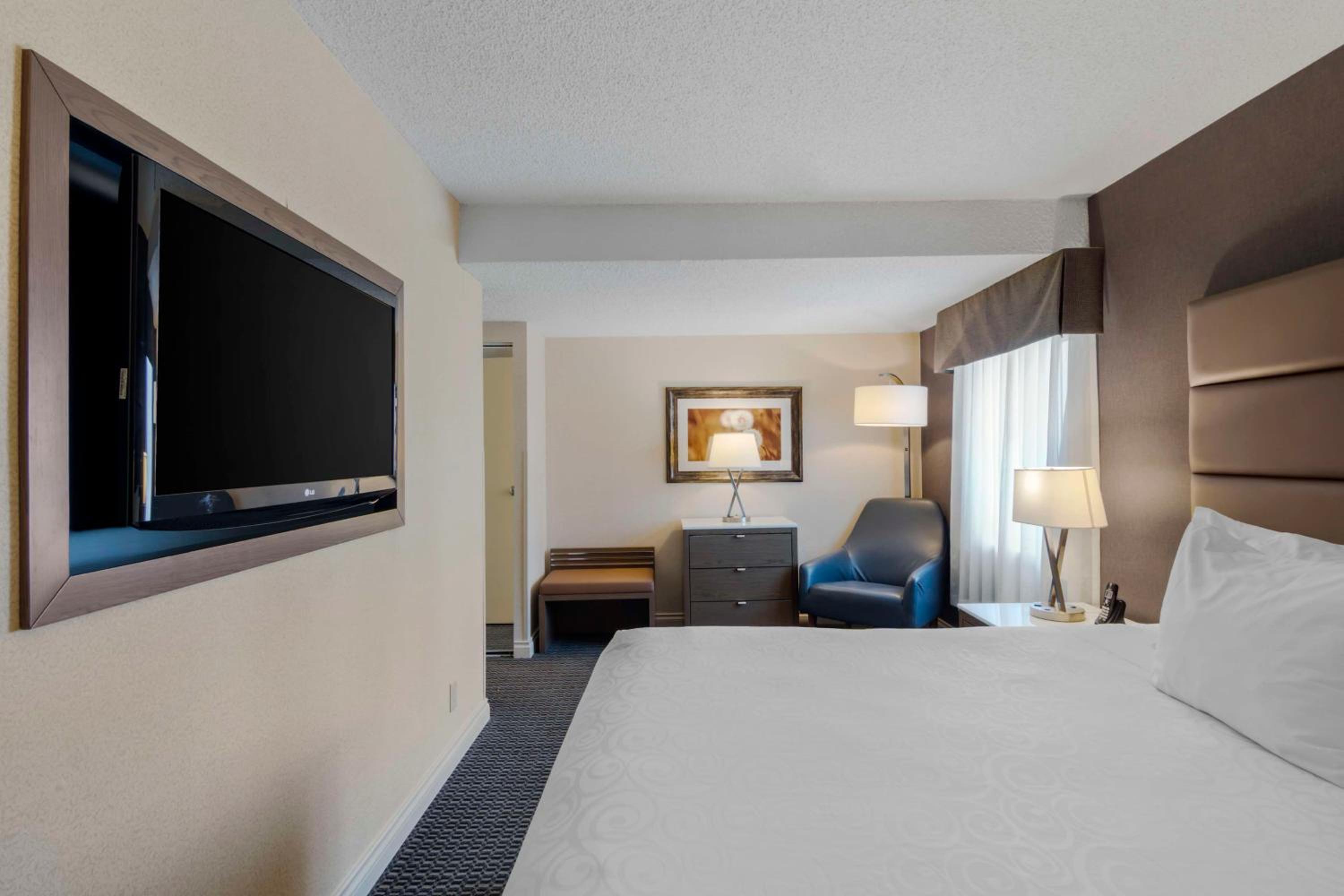 Executive Room, 1 King Bed, Non Smoking, Balcony - Photo 7